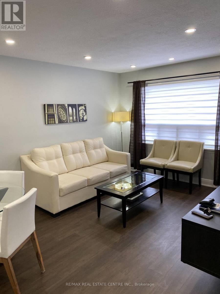 30 Pine Avenue N, Mississauga, Ontario  L5H 2P9 - Photo 3 - W12581894