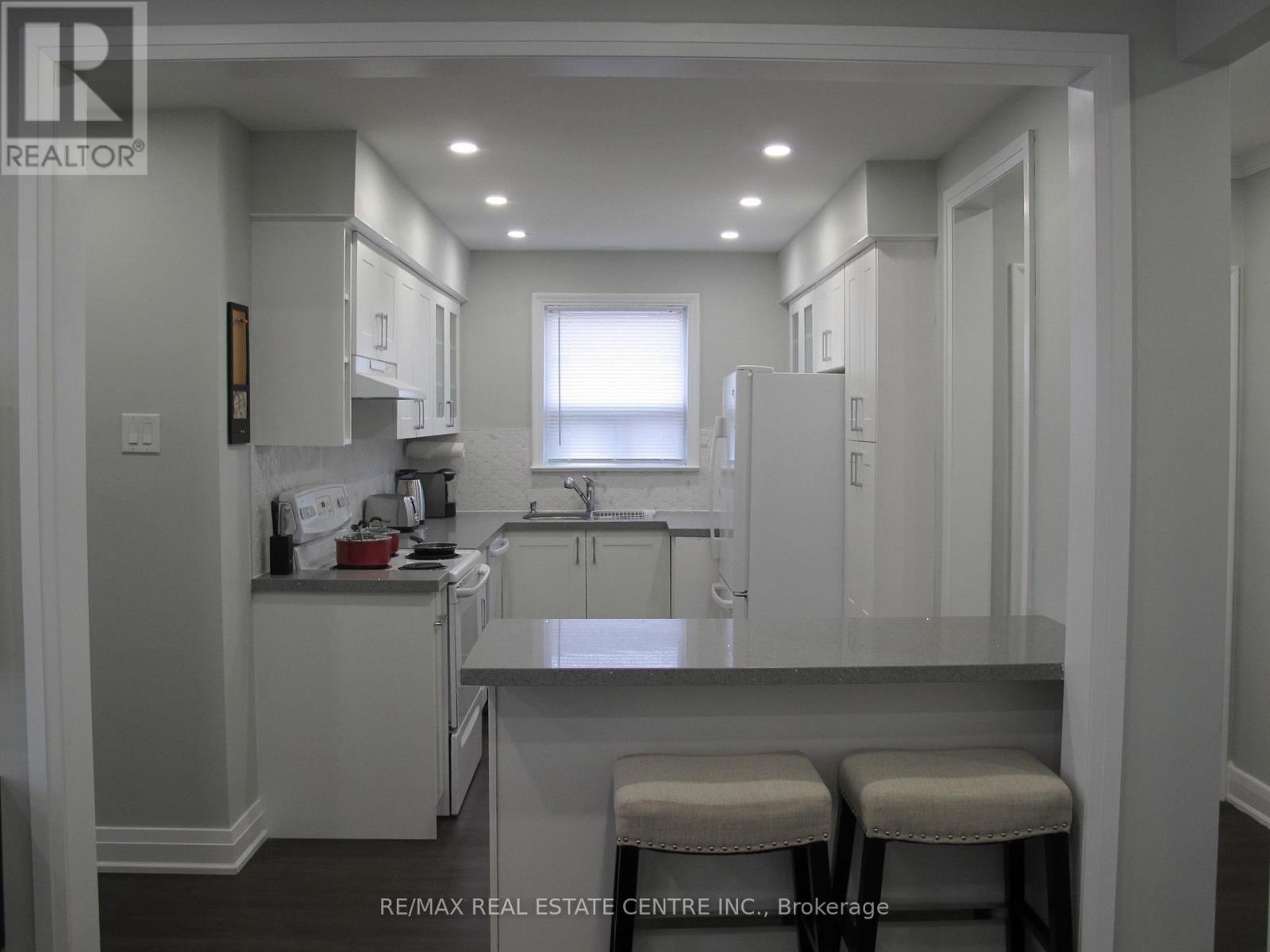 30 Pine Avenue N, Mississauga, Ontario  L5H 2P9 - Photo 7 - W12581894