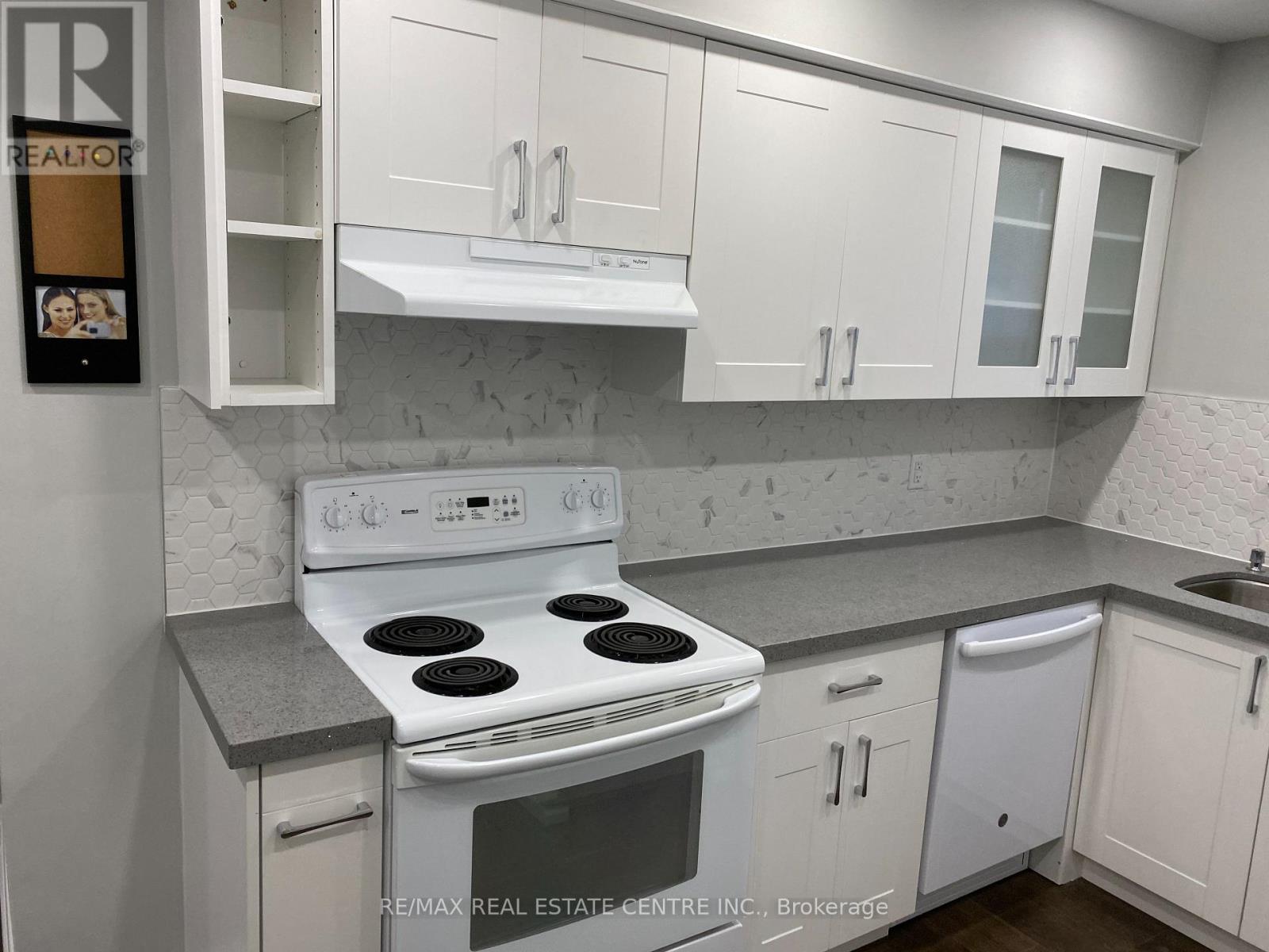 30 Pine Avenue N, Mississauga, Ontario  L5H 2P9 - Photo 8 - W12581894