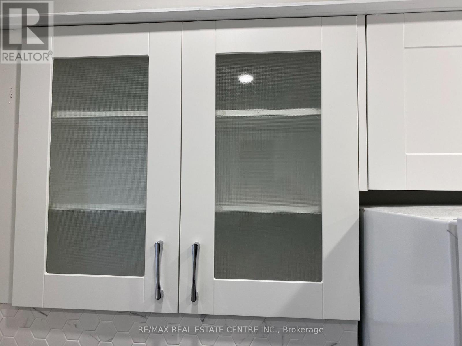 30 Pine Avenue N, Mississauga, Ontario  L5H 2P9 - Photo 9 - W12581894