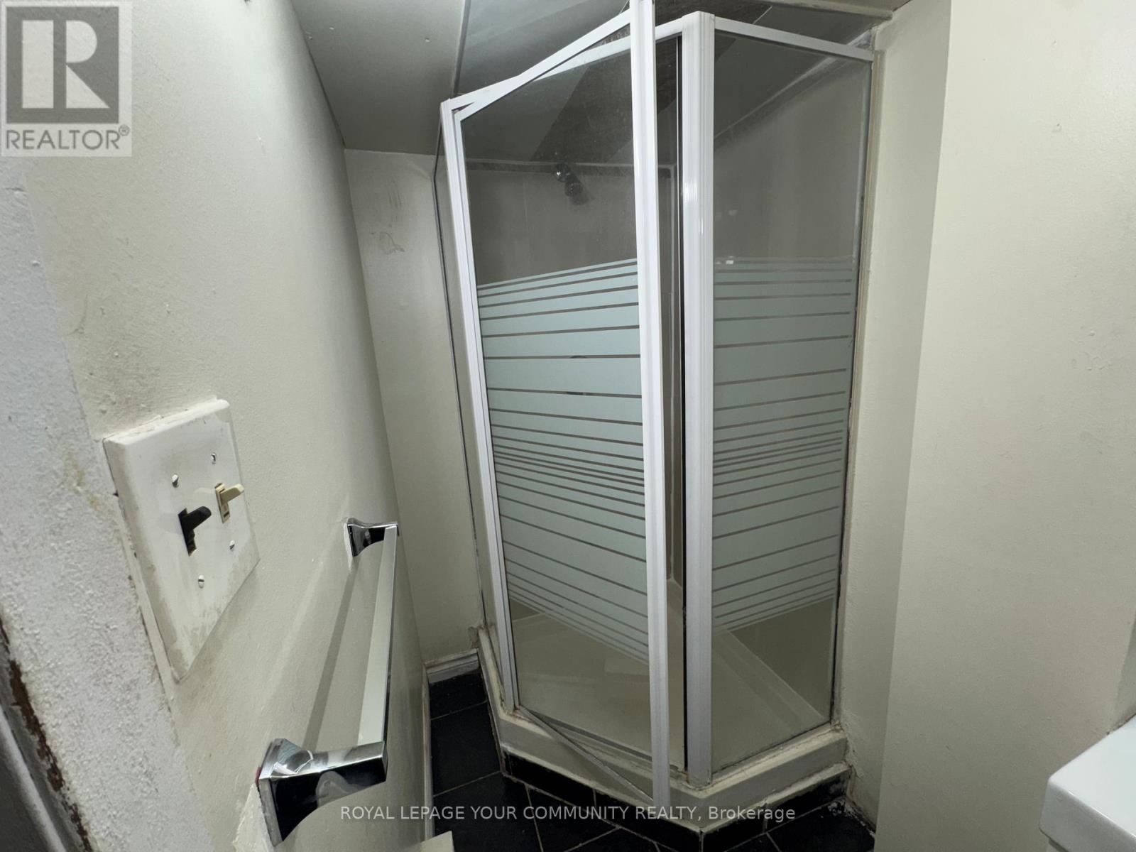 Lower On - 24 Grand River Court, Brampton, Ontario  L6S 2J8 - Photo 10 - W12581902