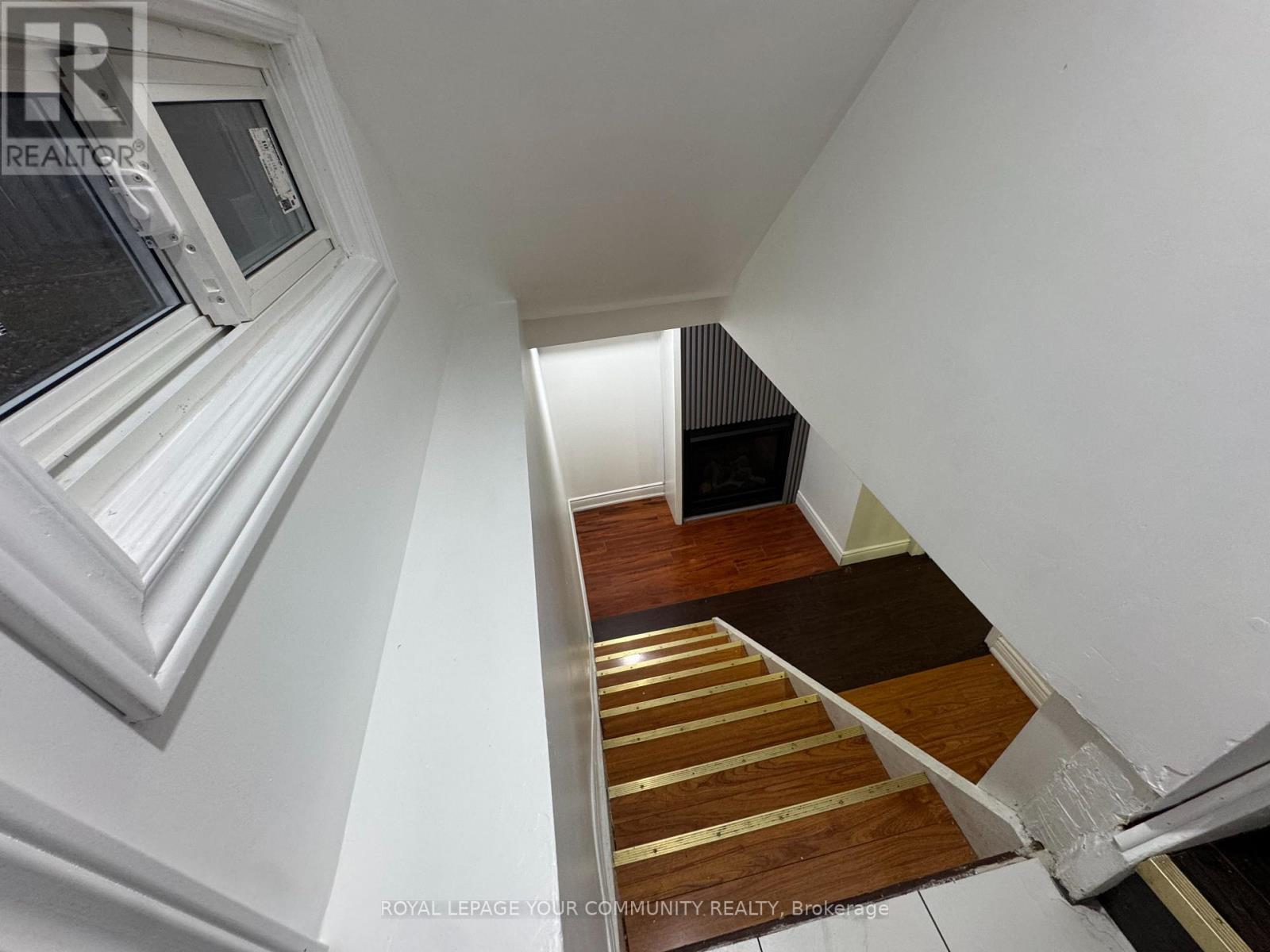 Lower On - 24 Grand River Court, Brampton, Ontario  L6S 2J8 - Photo 2 - W12581902