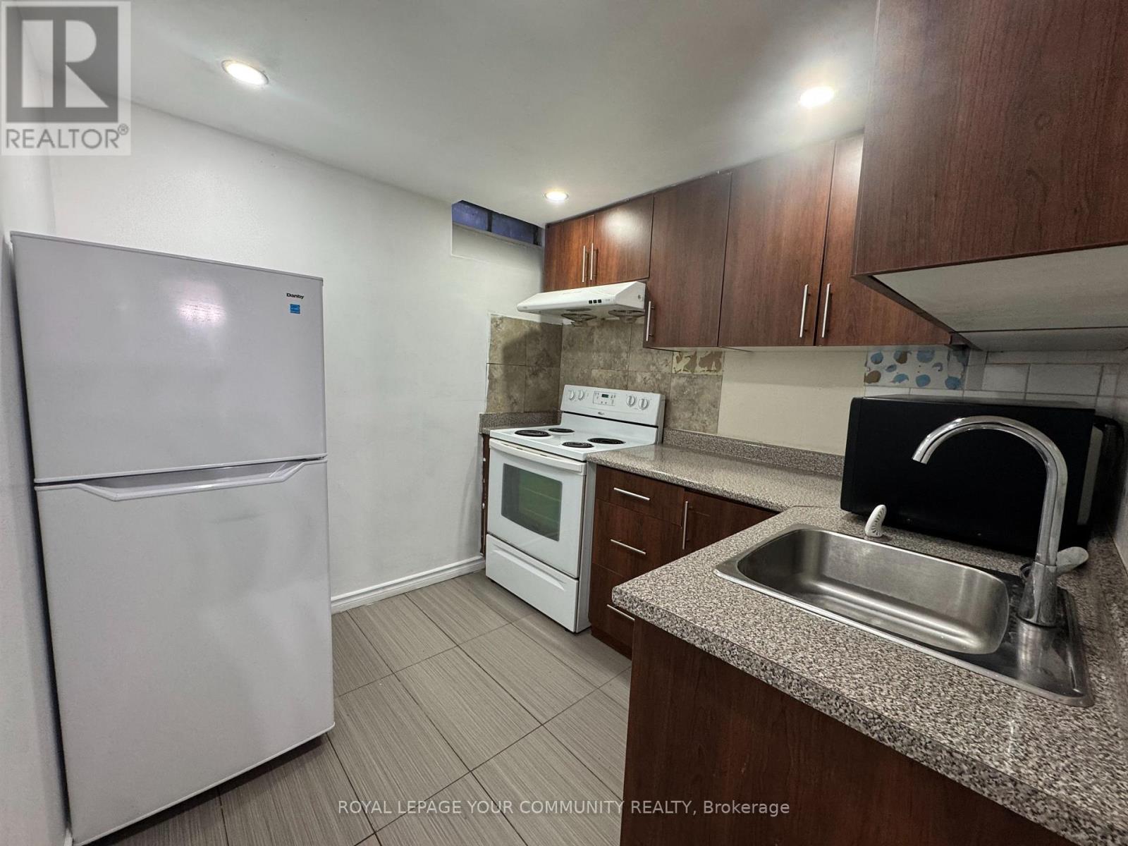 Lower On - 24 Grand River Court, Brampton, Ontario  L6S 2J8 - Photo 5 - W12581902