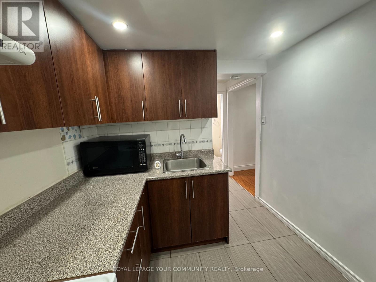 Lower On - 24 Grand River Court, Brampton, Ontario  L6S 2J8 - Photo 6 - W12581902