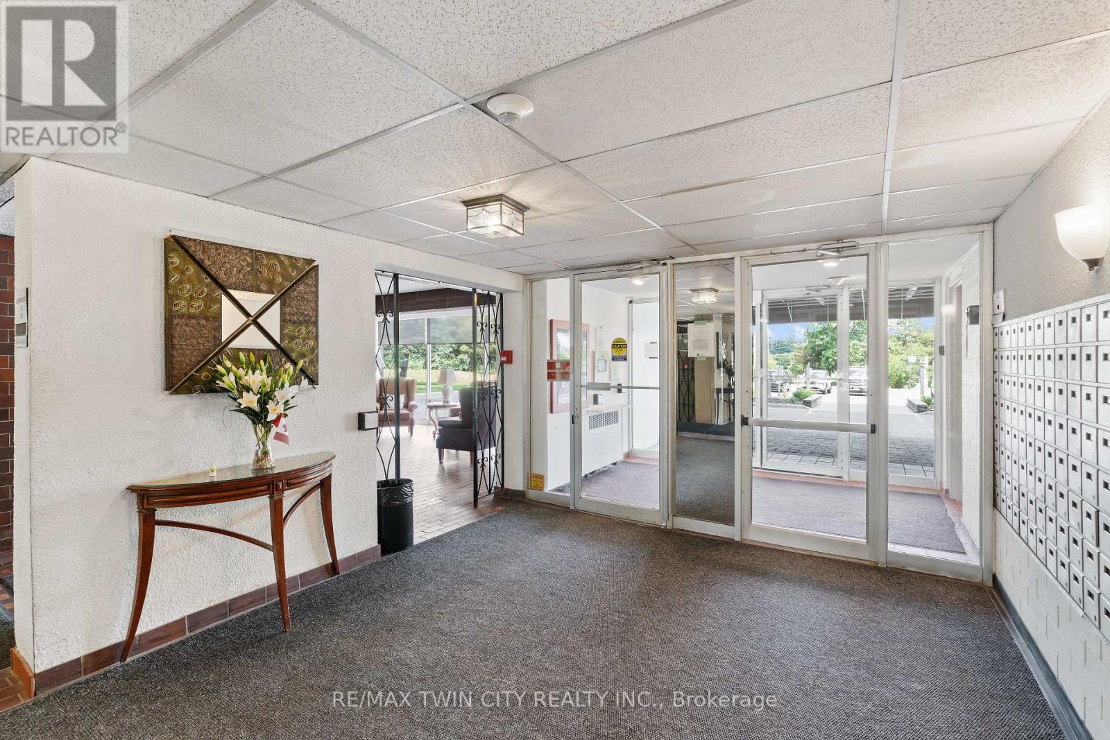 225 Harvard Place, Waterloo, Ontario  N2J 4H4 - Photo 2 - X12581936