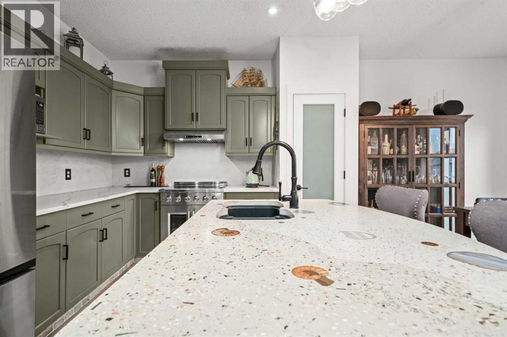 18 Cimarron Grove Bay, Okotoks, Alberta  T1S 2H3 - Photo 7 - A2270676