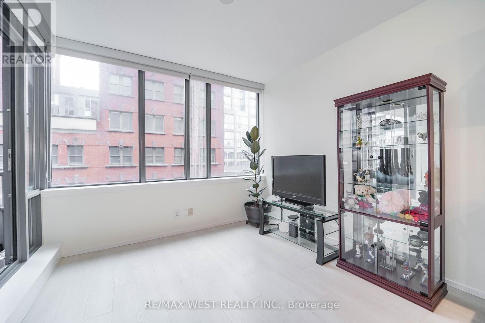 412 - 8 Charlotte Street, Toronto, Ontario  M5V 0K4 - Photo 4 - C12582076