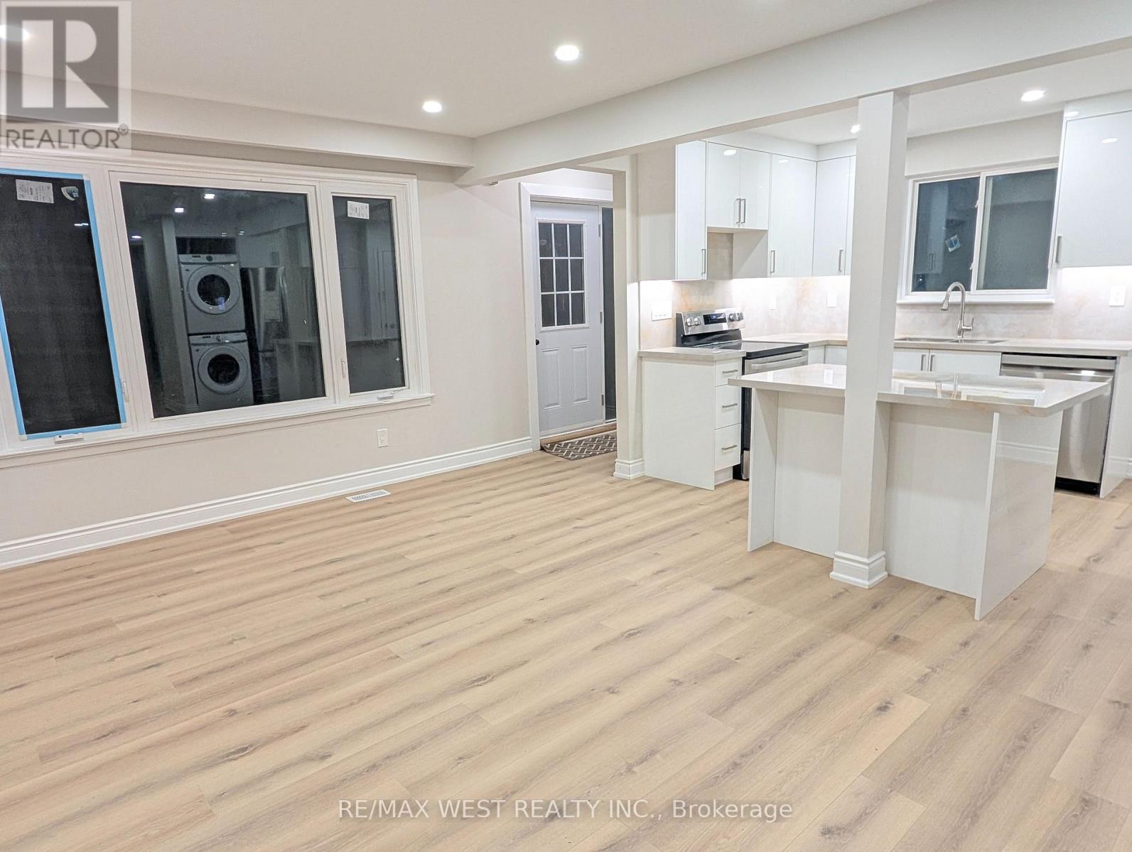 198 Cherrywood Drive, Newmarket, Ontario  L3Y 2X8 - Photo 3 - N12582008