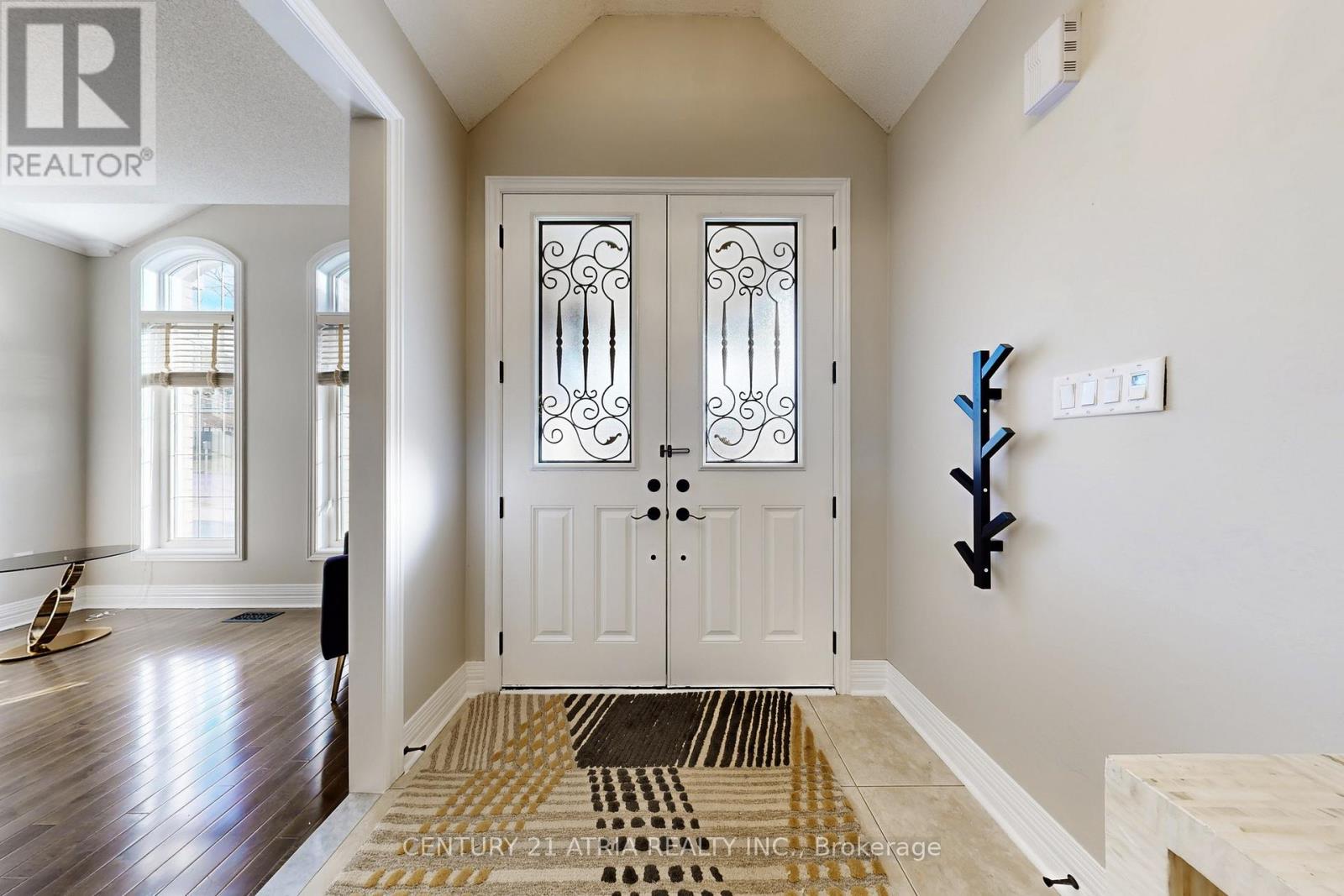 490 Kwapis Boulevard, Newmarket, Ontario  L3X 3K6 - Photo 3 - N12582128