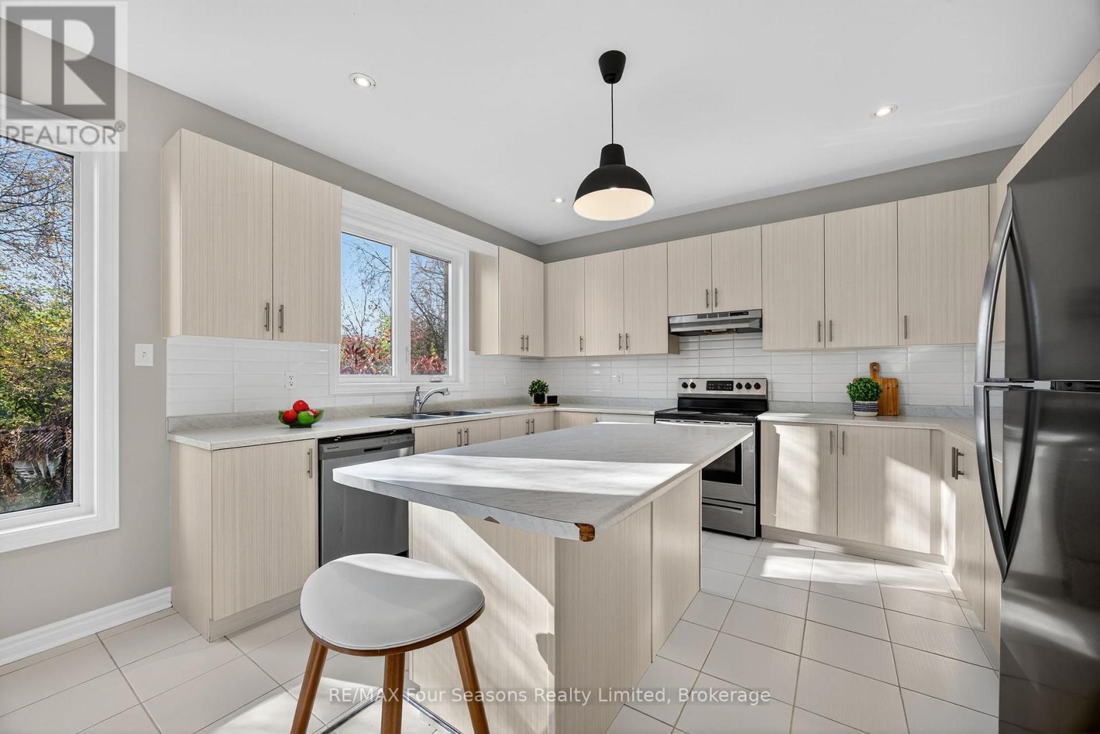 62 Kirby Avenue, Collingwood, Ontario  L9Y 3Y8 - Photo 5 - S12582244