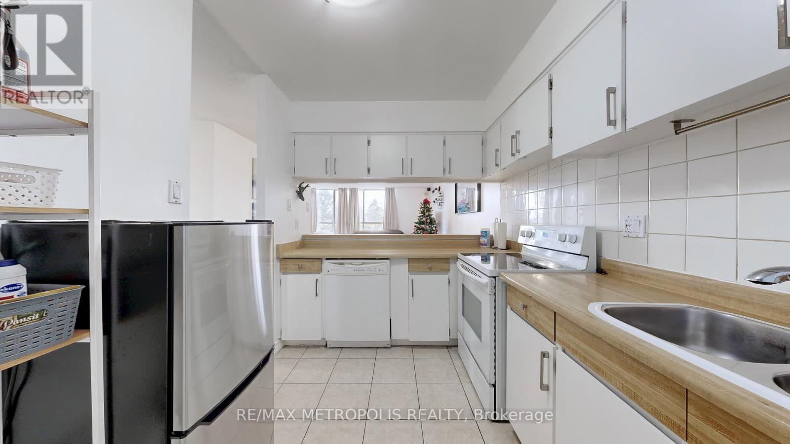 713 - 10 Martha Eaton Way, Toronto, Ontario  M6M 5B3 - Photo 11 - W12582194