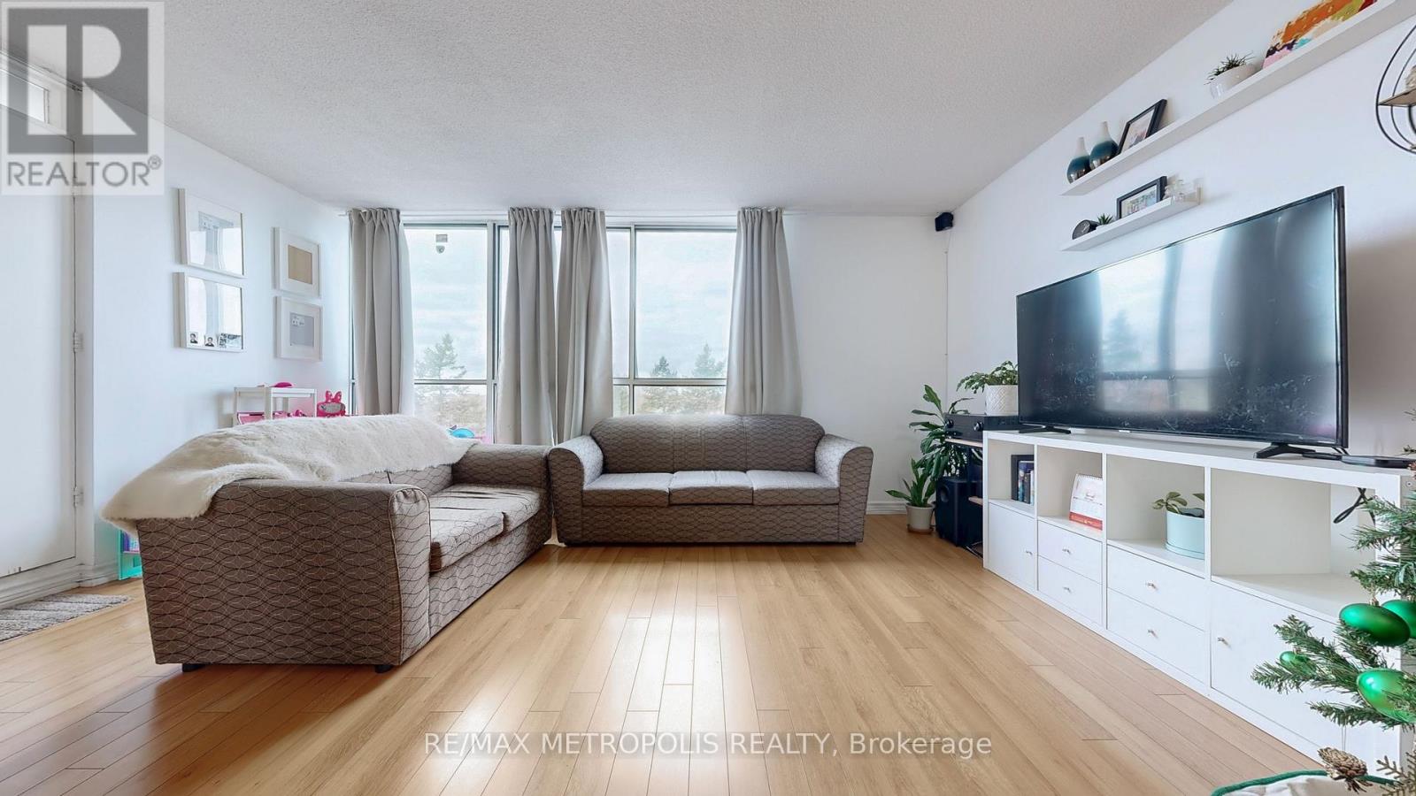 713 - 10 Martha Eaton Way, Toronto, Ontario  M6M 5B3 - Photo 6 - W12582194