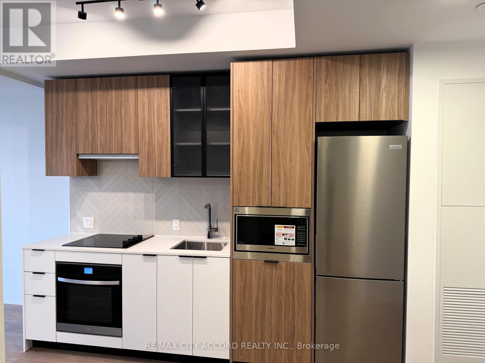 704 - 1037 The Queensway, Toronto, Ontario  M8Z 6C7 - Photo 3 - W12582198