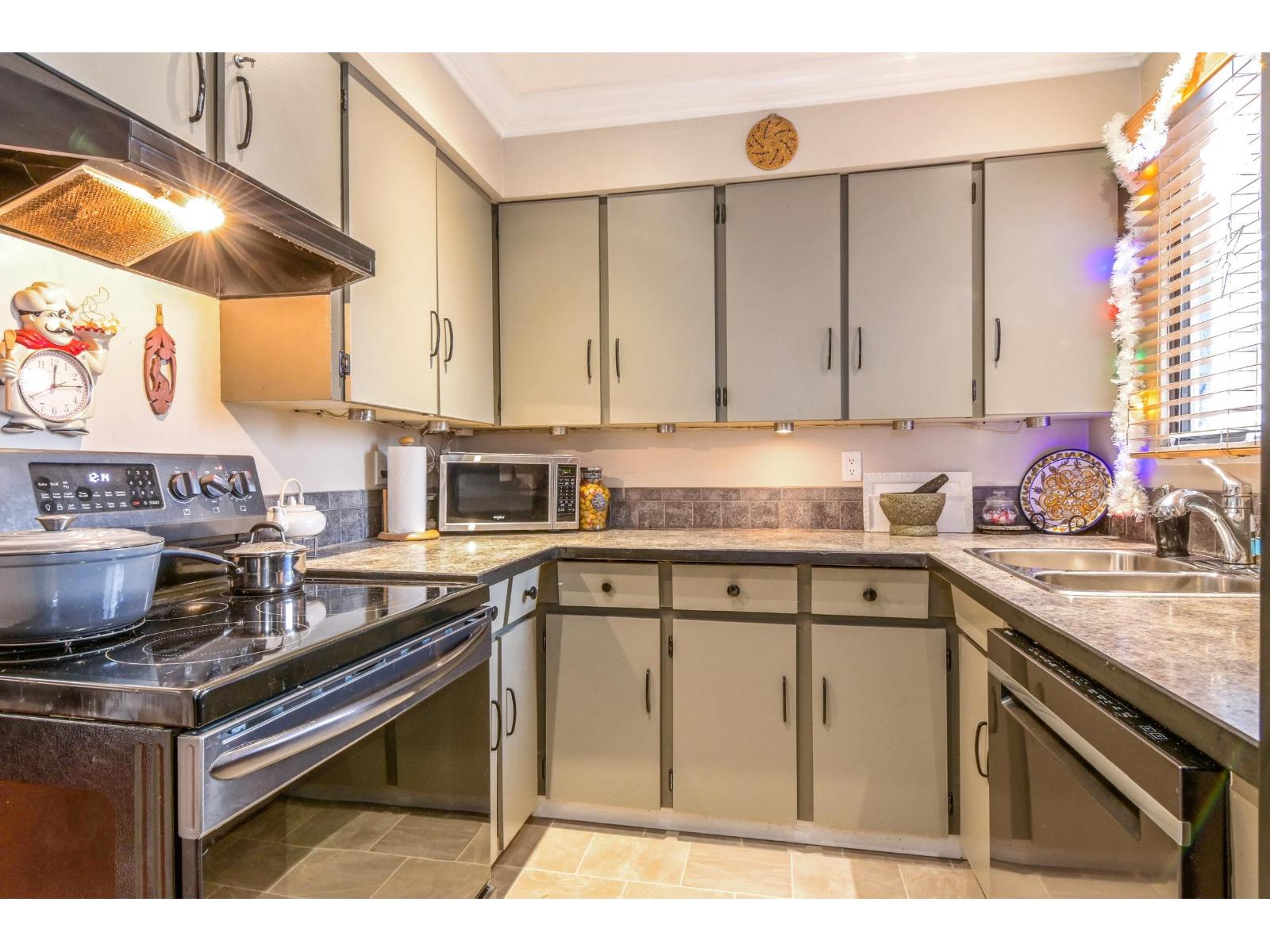 8037 139a Street, Surrey, British Columbia  V3W 6P9 - Photo 7 - R3070058