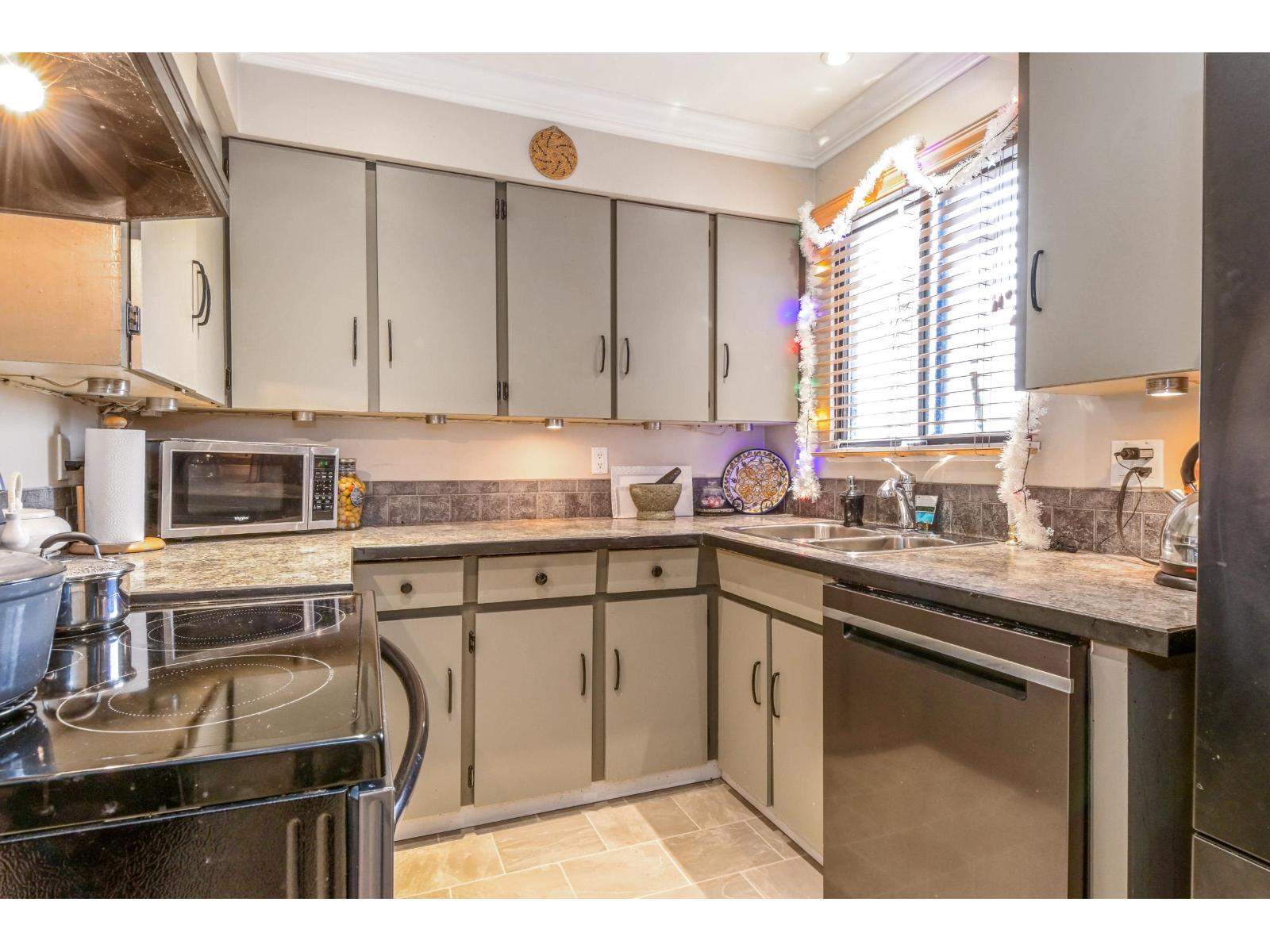 8037 139a Street, Surrey, British Columbia  V3W 6P9 - Photo 6 - R3070058