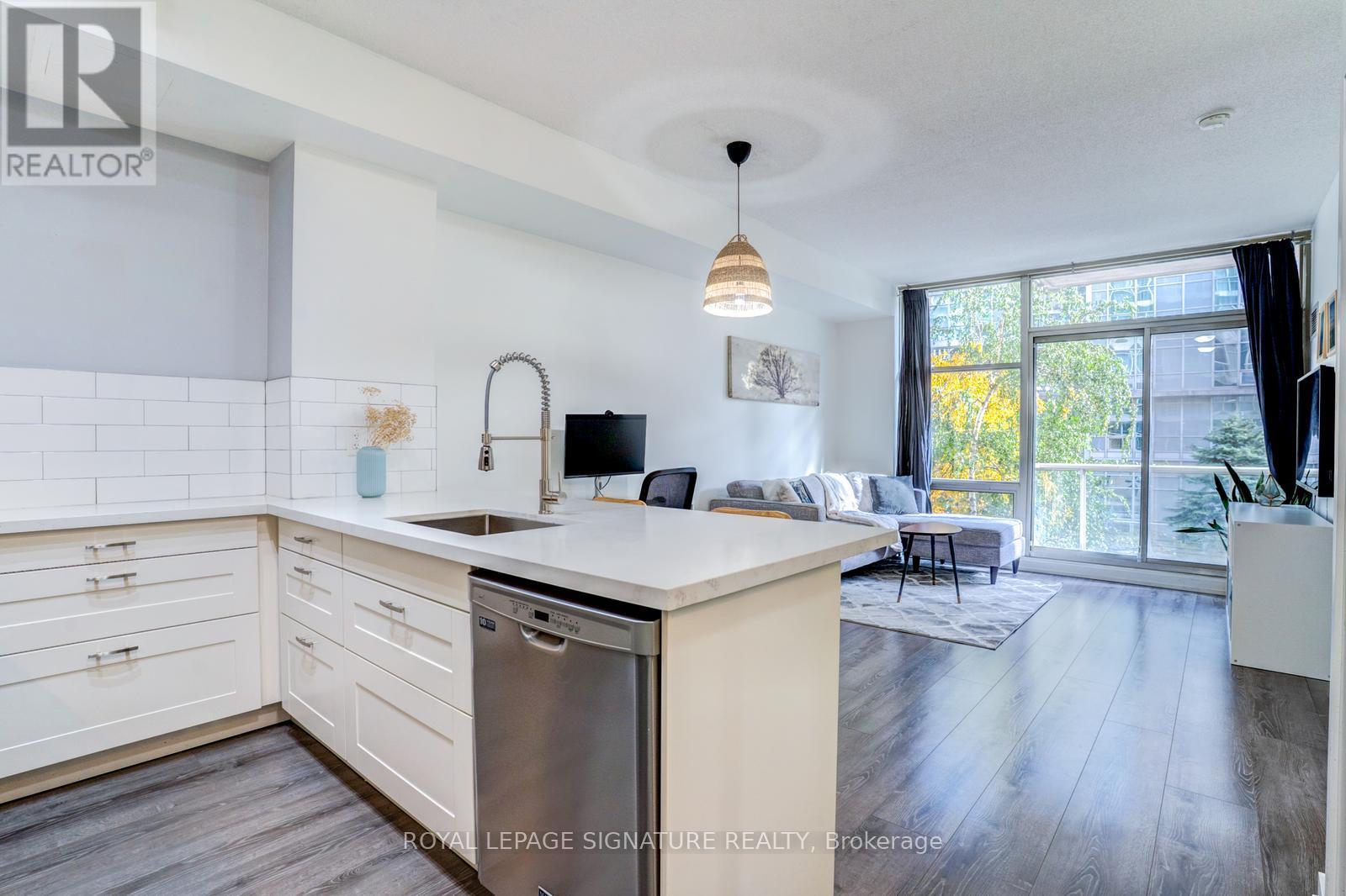 M09 - 9 SPADINA AVENUE, Toronto, Ontario