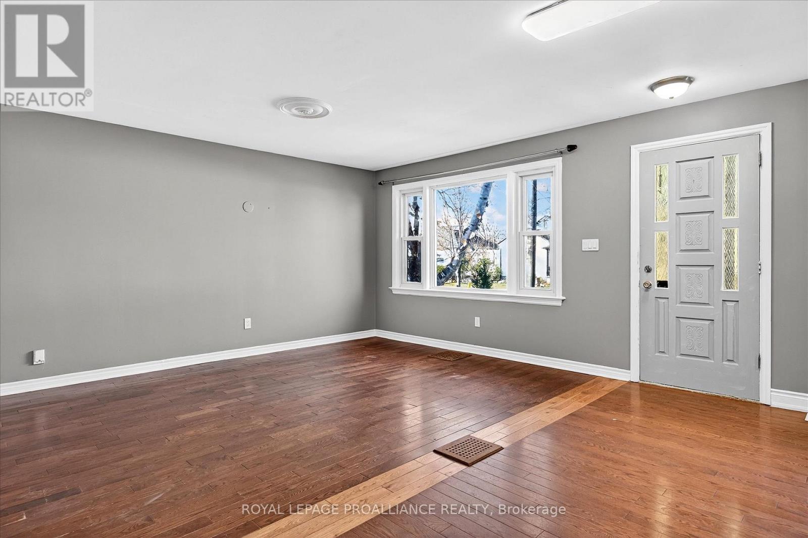 543 Howden Street, Peterborough, Ontario  K9J 4B4 - Photo 5 - X12582344