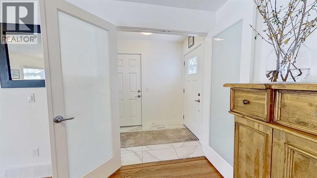 2932 Lathom Crescent Sw, Calgary, Alberta  T3E 5W7 - Photo 4 - A2270024