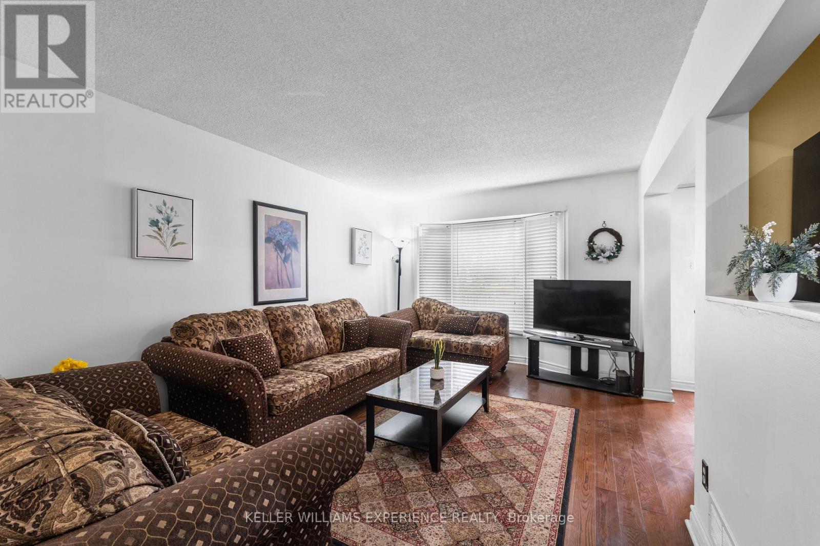 4 Sunshine Drive, Richmond Hill, Ontario  L4C 8K8 - Photo 5 - N12582314