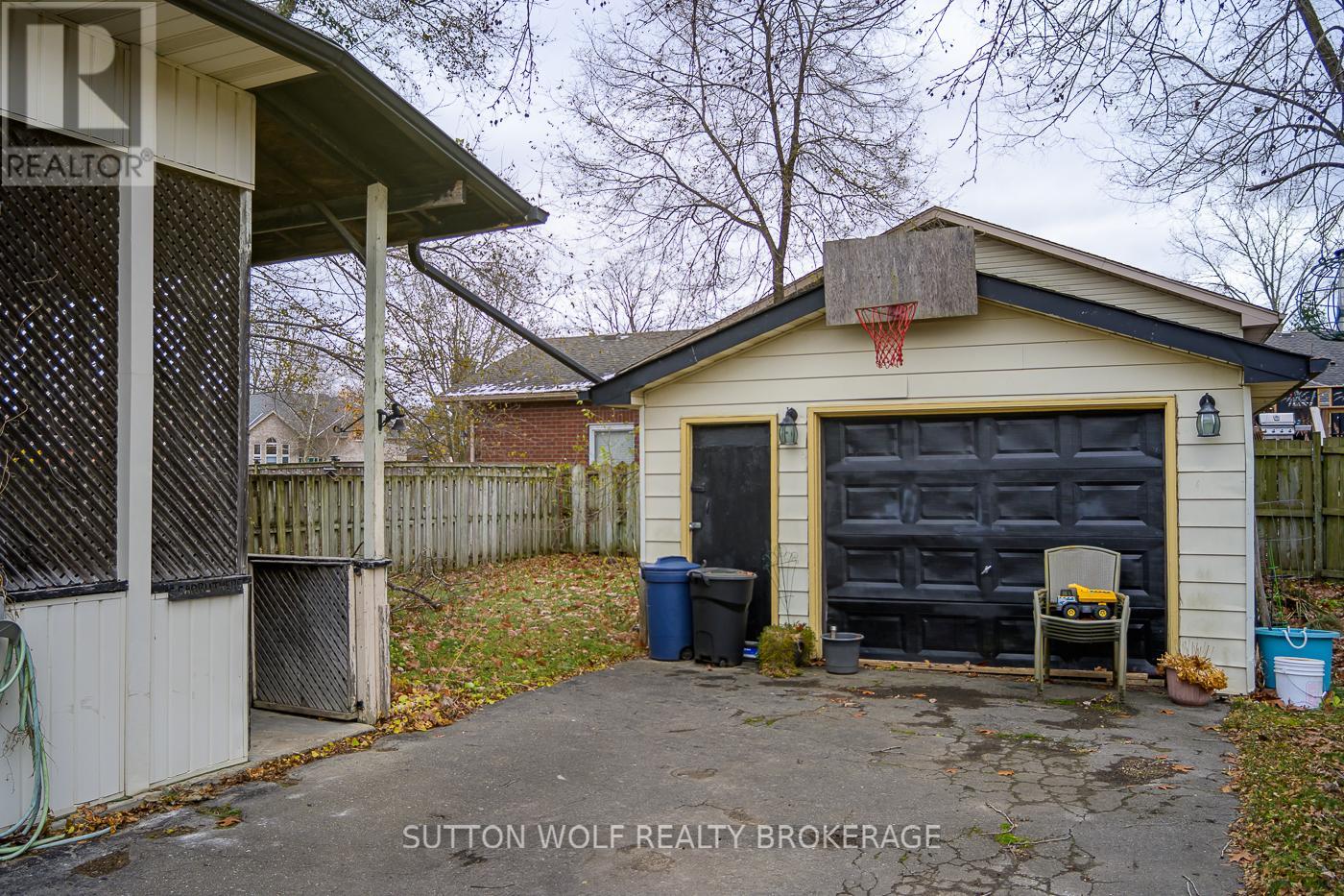 216 Spence Drive, Strathroy-Caradoc, Ontario  N7G 3S8 - Photo 2 - X12582376