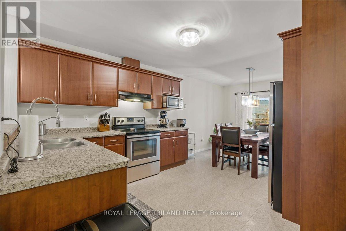 50 Queensway Drive, Strathroy-Caradoc, Ontario  N7G 4M3 - Photo 12 - X12582488