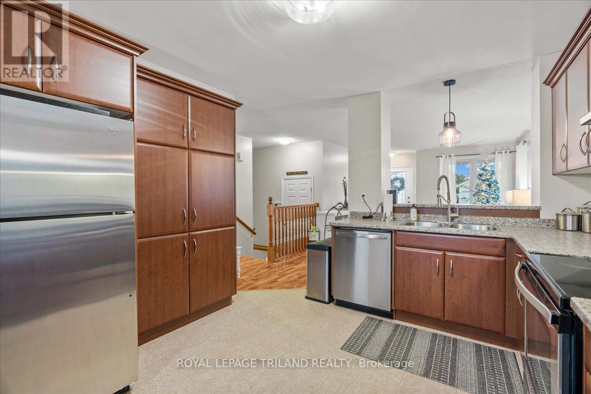 50 Queensway Drive, Strathroy-Caradoc, Ontario  N7G 4M3 - Photo 16 - X12582488