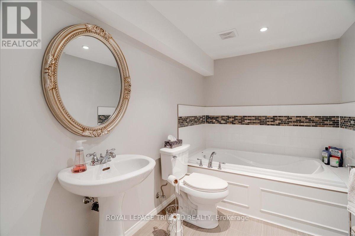 50 Queensway Drive, Strathroy-Caradoc, Ontario  N7G 4M3 - Photo 32 - X12582488