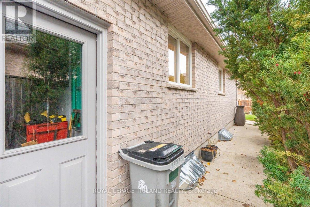 50 Queensway Drive, Strathroy-Caradoc, Ontario  N7G 4M3 - Photo 40 - X12582488