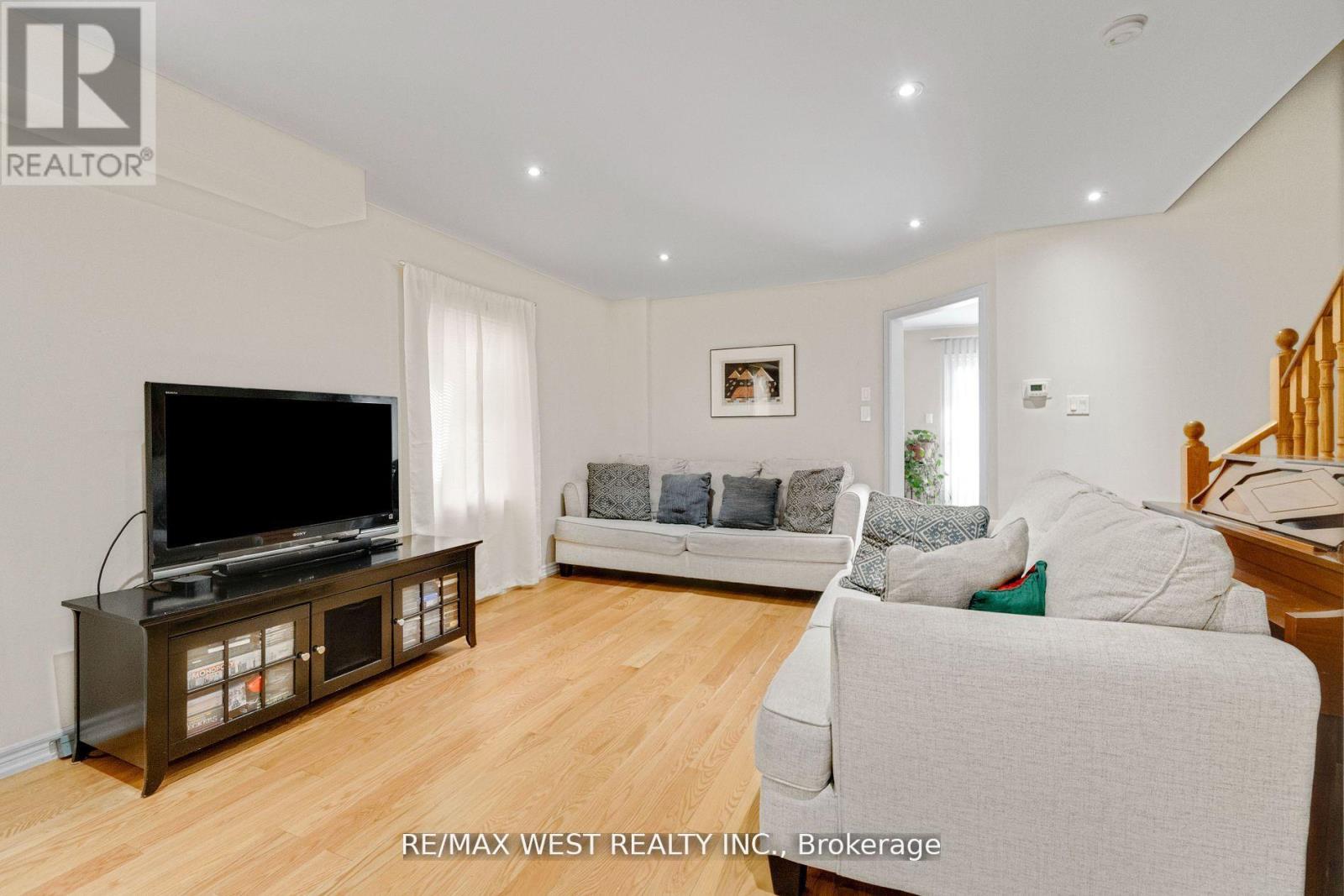 35 Rotunda Street, Brampton, Ontario  L6X 5E5 - Photo 4 - W12582270