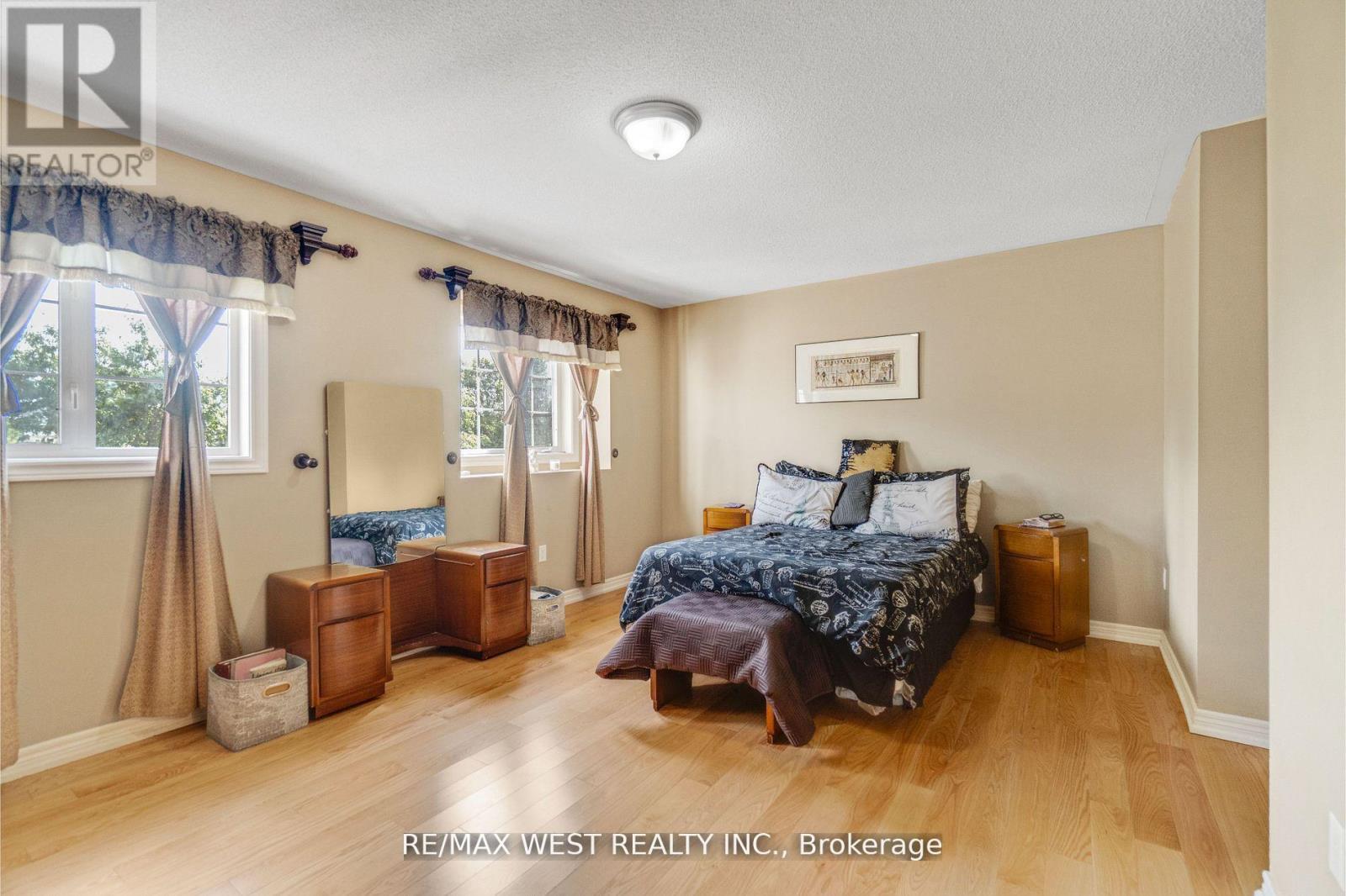 35 Rotunda Street, Brampton, Ontario  L6X 5E5 - Photo 5 - W12582270