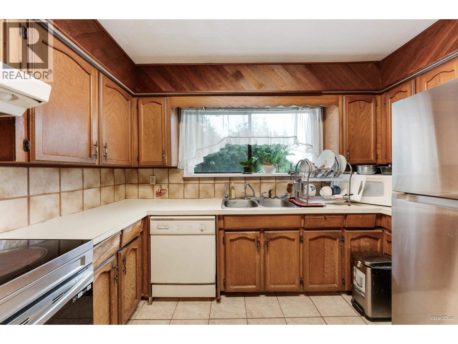 8167 10th Avenue, Burnaby, British Columbia  V3N 2S5 - Photo 15 - R3070359