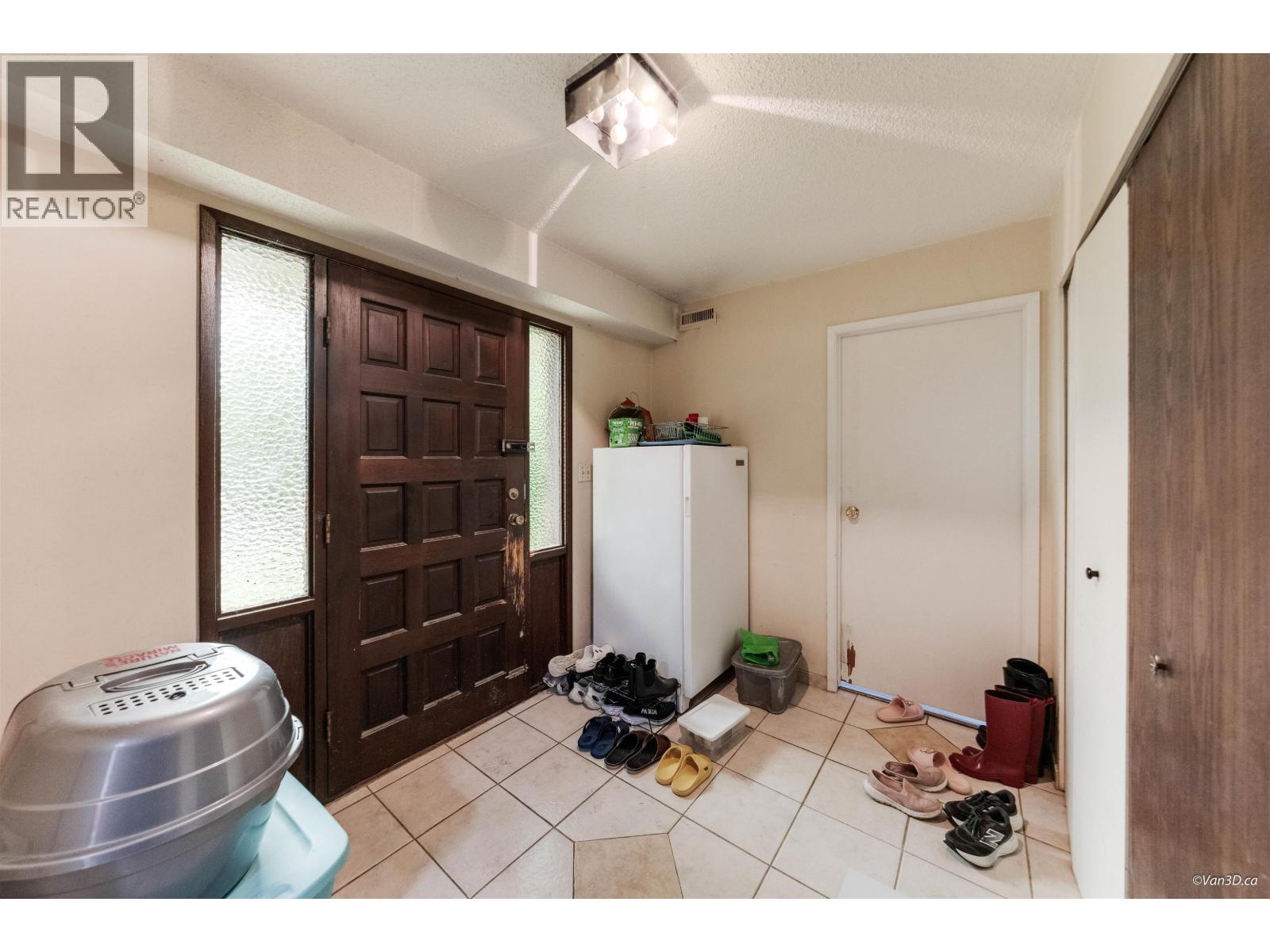 8167 10th Avenue, Burnaby, British Columbia  V3N 2S5 - Photo 2 - R3070359