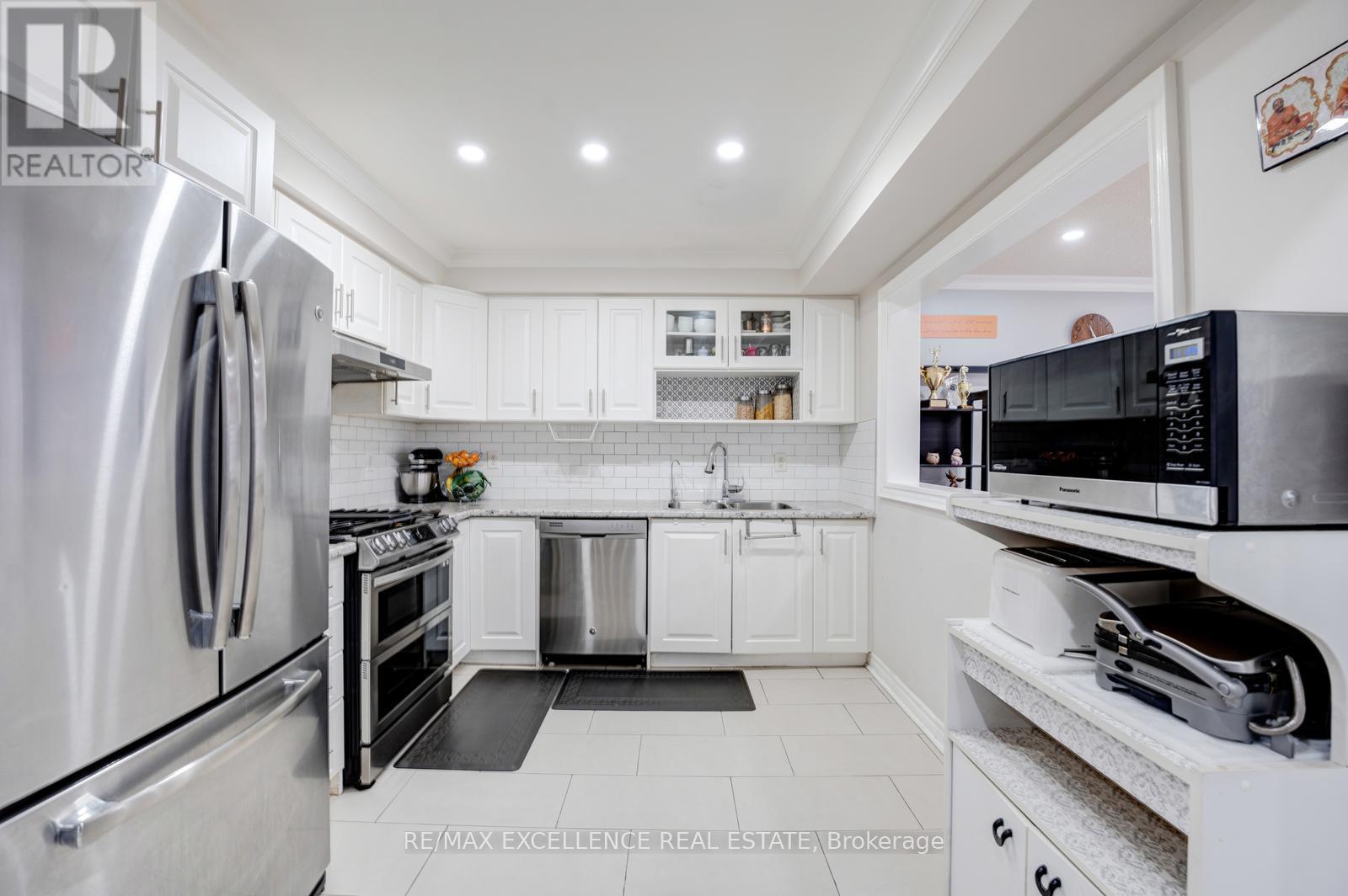 82 Carrie Crescent, Brampton, Ontario  L6Y 4Y6 - Photo 10 - W12580186