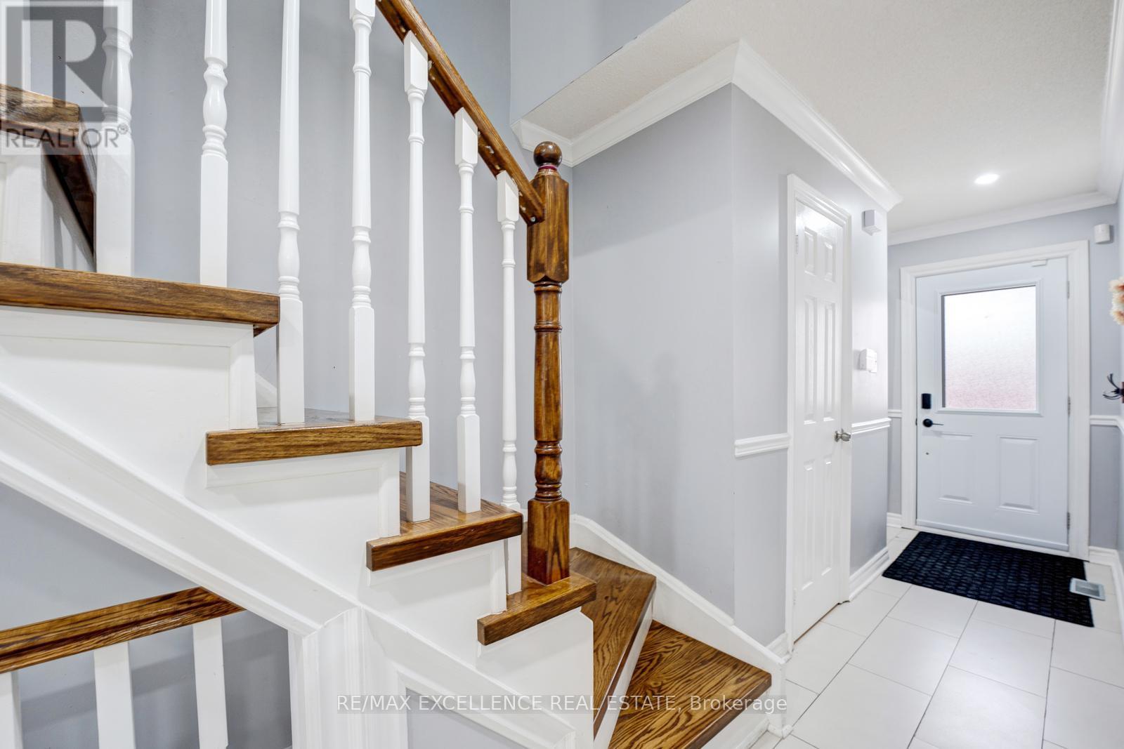 82 Carrie Crescent, Brampton, Ontario  L6Y 4Y6 - Photo 7 - W12580186