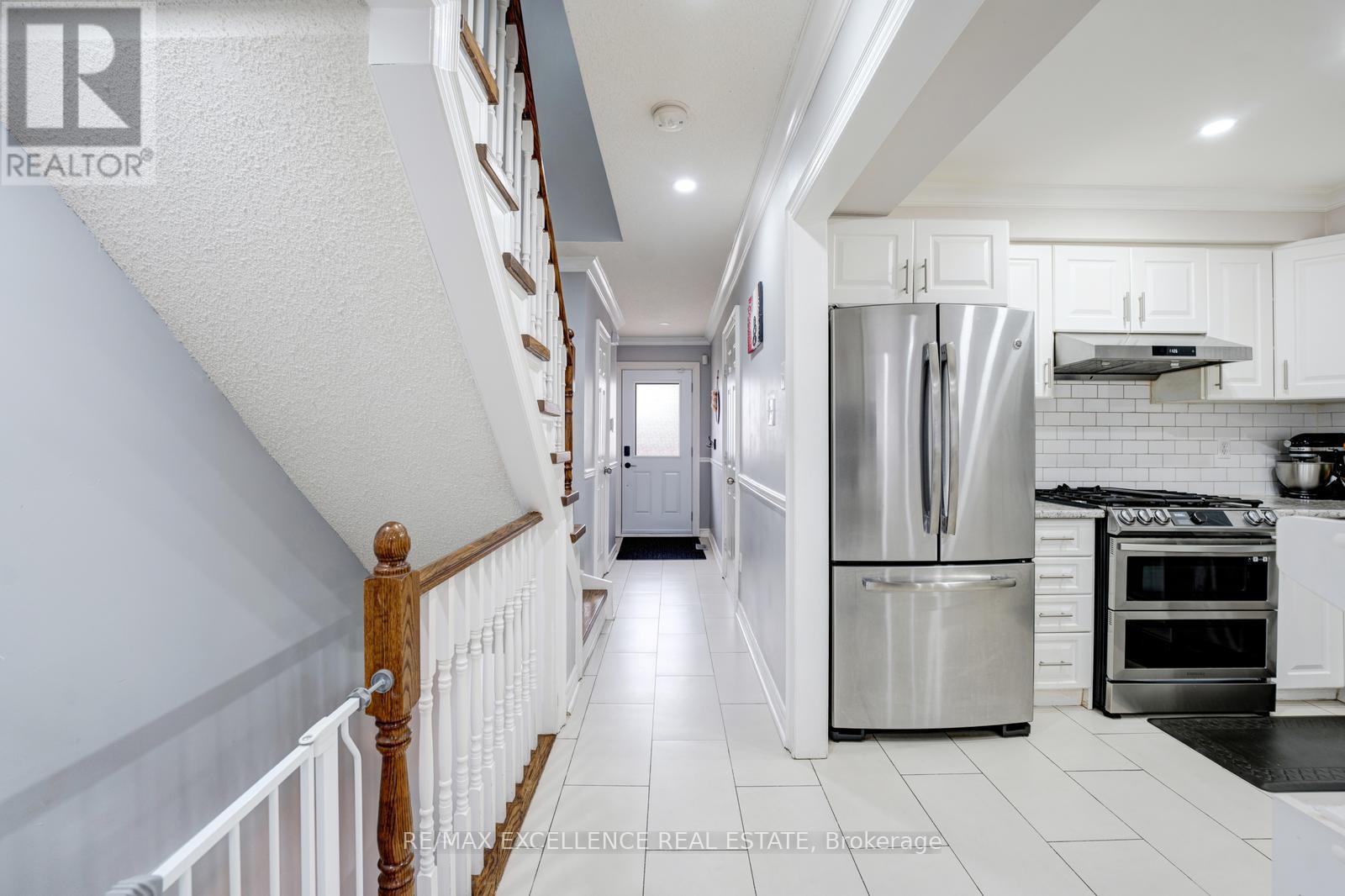 82 Carrie Crescent, Brampton, Ontario  L6Y 4Y6 - Photo 9 - W12580186