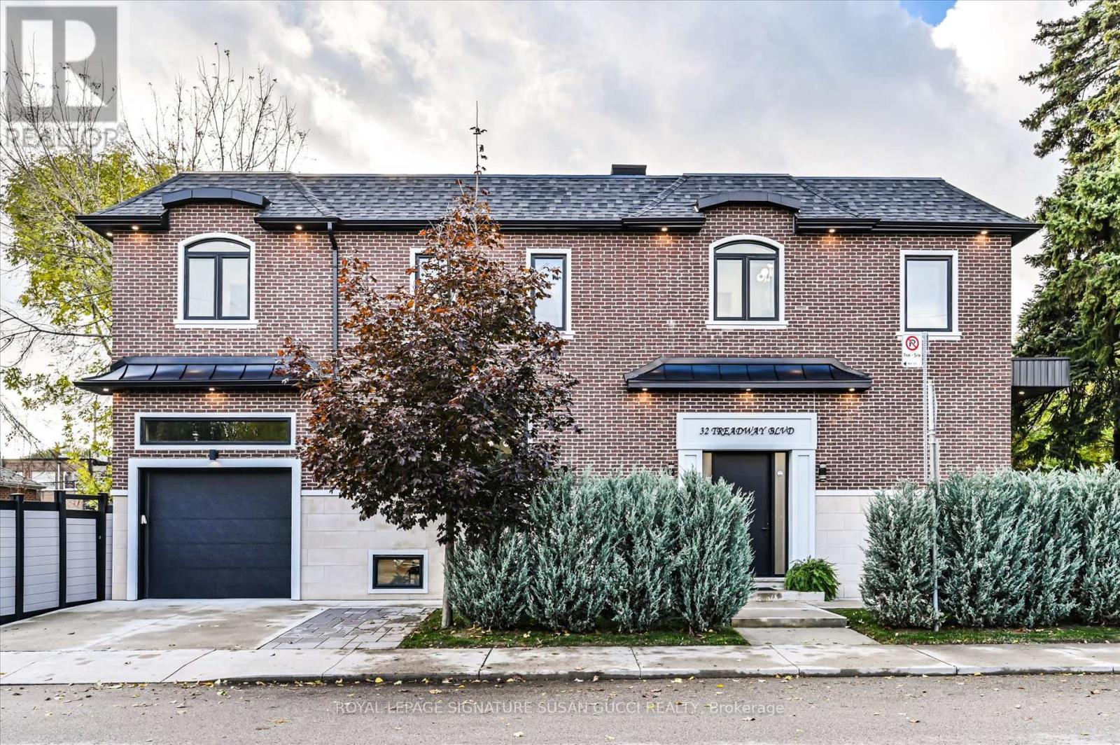 32 Treadway Boulevard, Toronto, Ontario  M4C 2Z7 - Photo 2 - E12582330