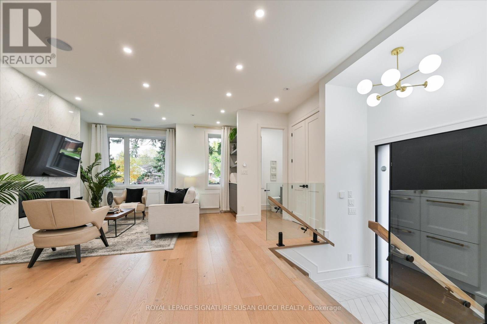 32 Treadway Boulevard, Toronto, Ontario  M4C 2Z7 - Photo 4 - E12582330