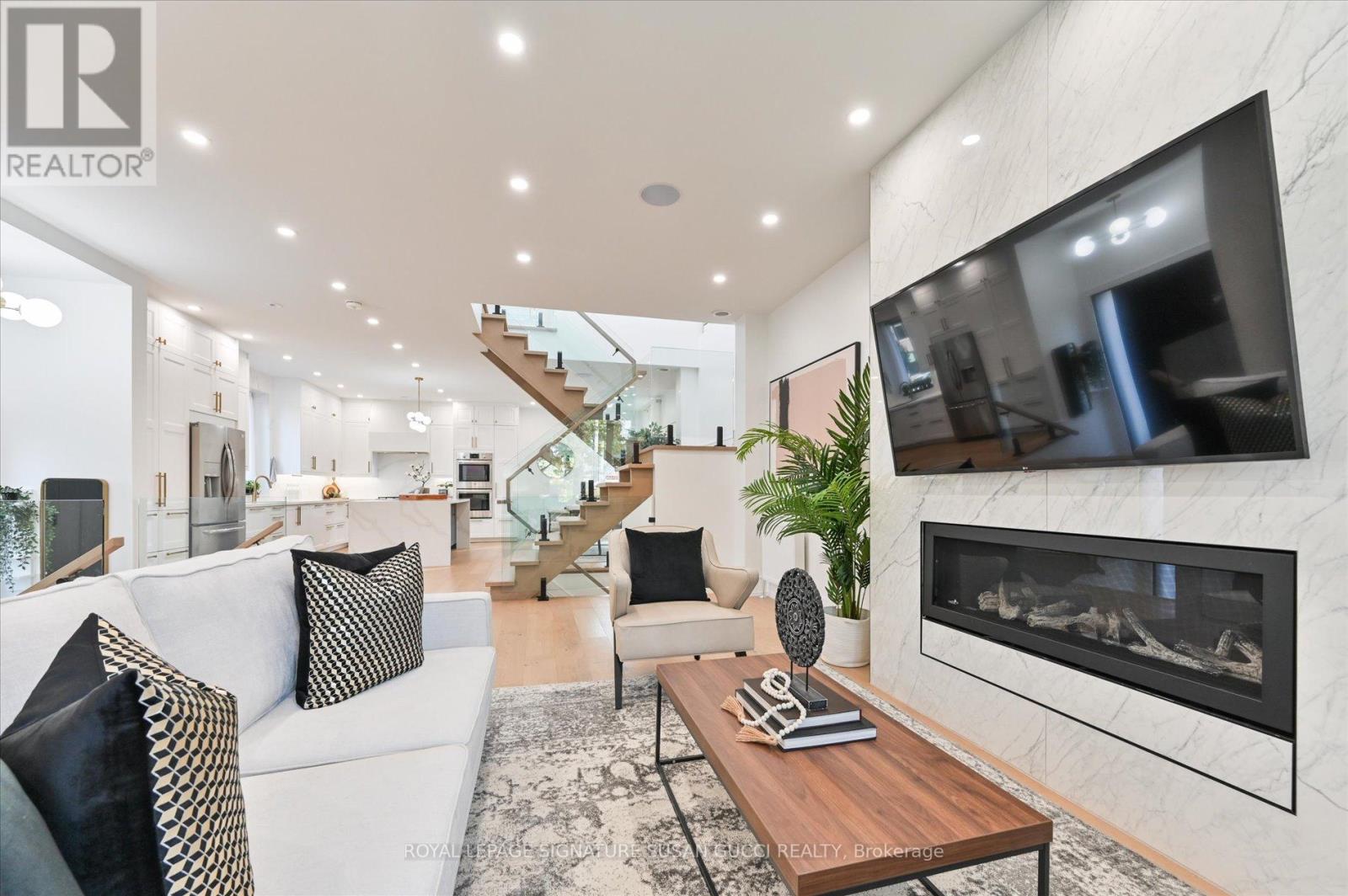 32 Treadway Boulevard, Toronto, Ontario  M4C 2Z7 - Photo 8 - E12582330