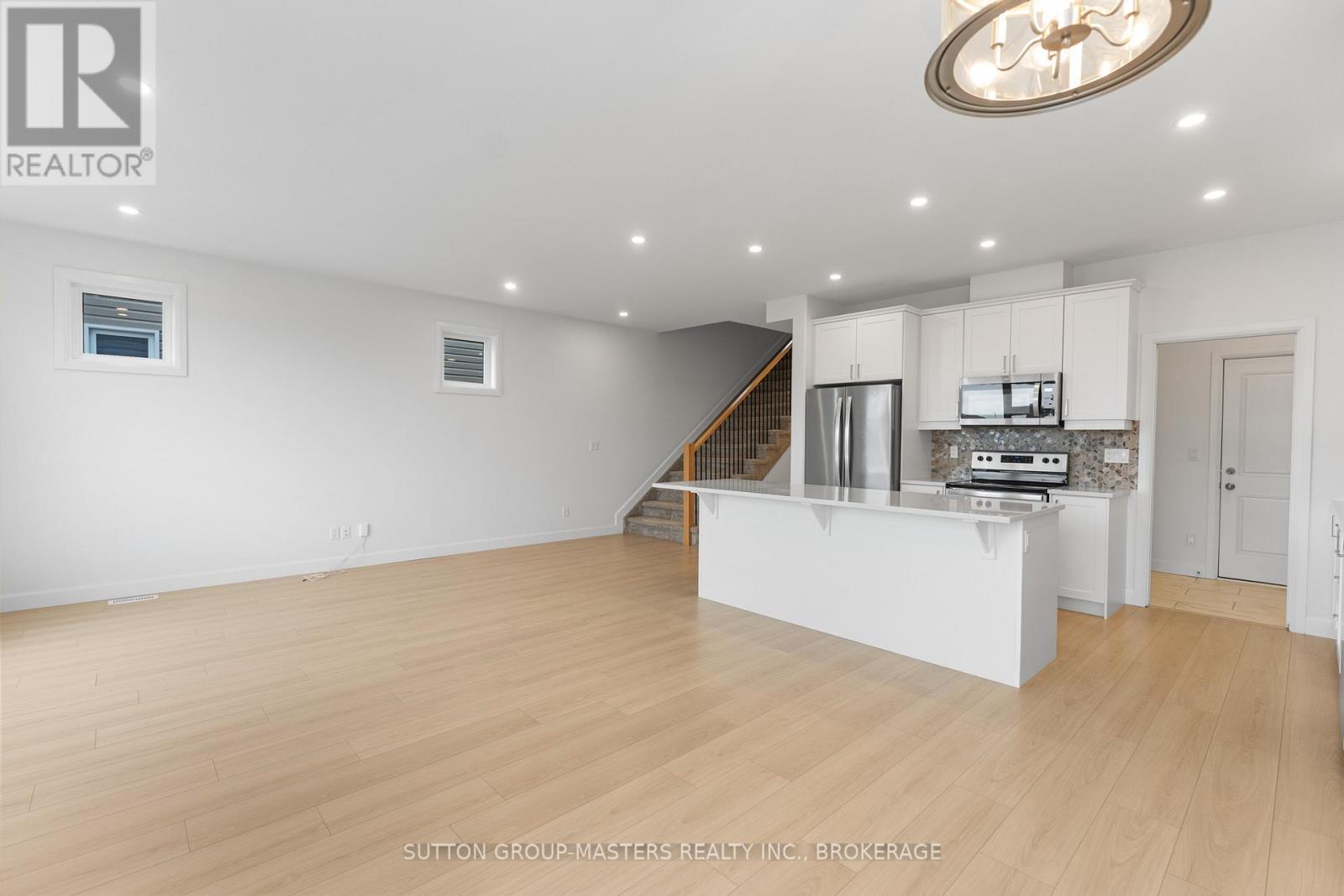 229 Superior Drive, Loyalist, Ontario K7N 0E9 - Photo 11 - X12473775