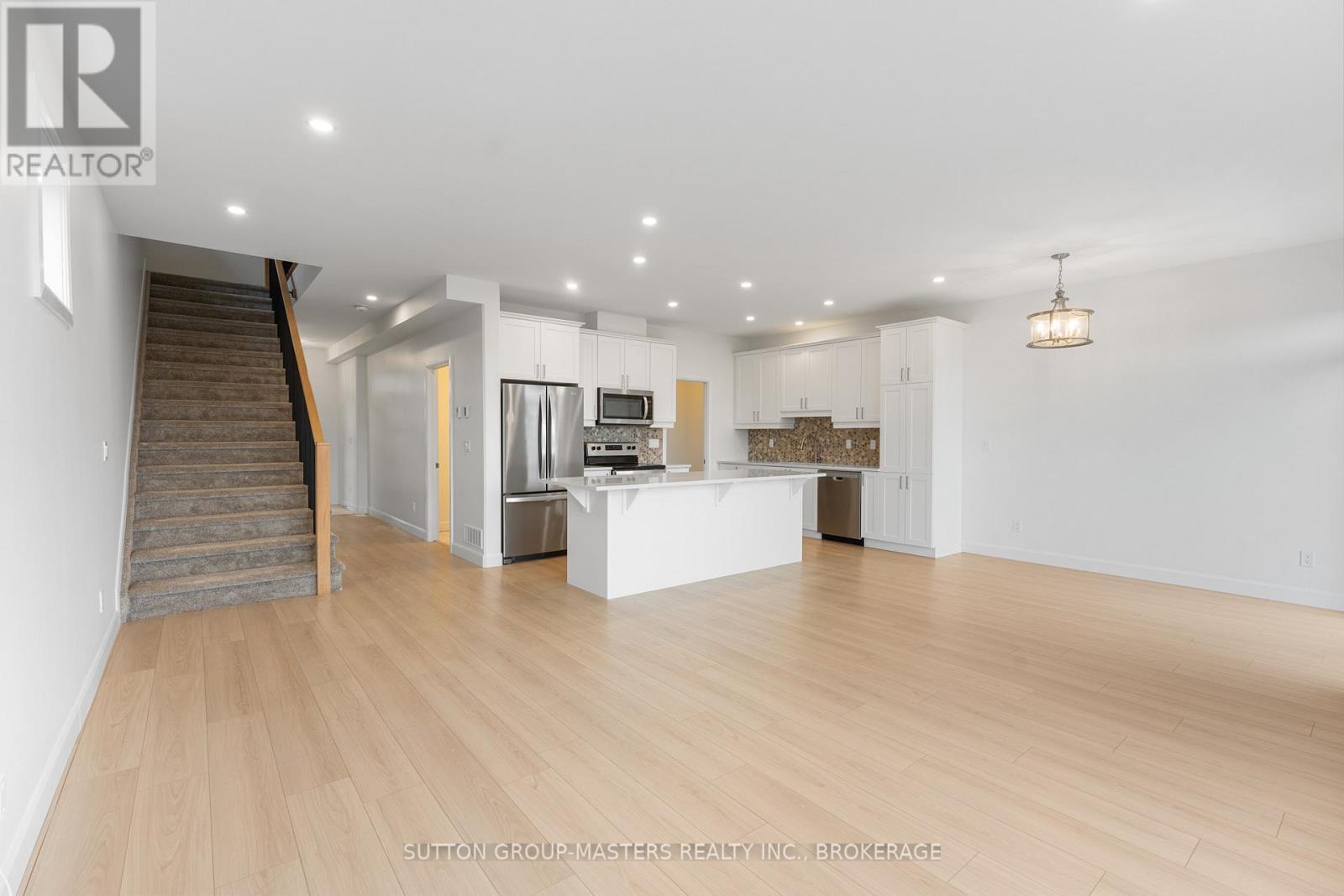 229 Superior Drive, Loyalist, Ontario K7N 0E9 - Photo 9 - X12473775