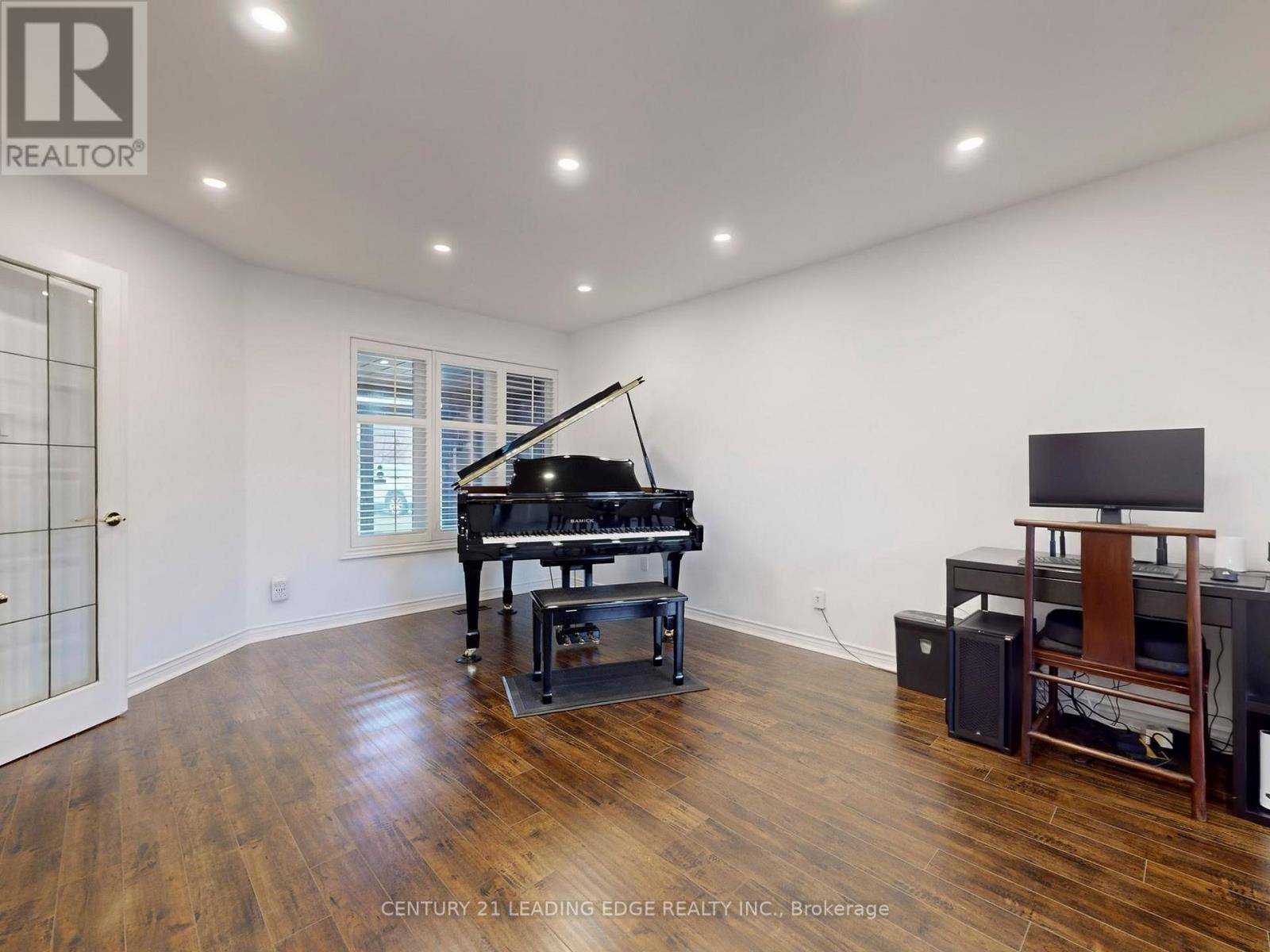 77 Sunbird Boulevard, Georgina, Ontario  L4P 3V8 - Photo 5 - N12582346