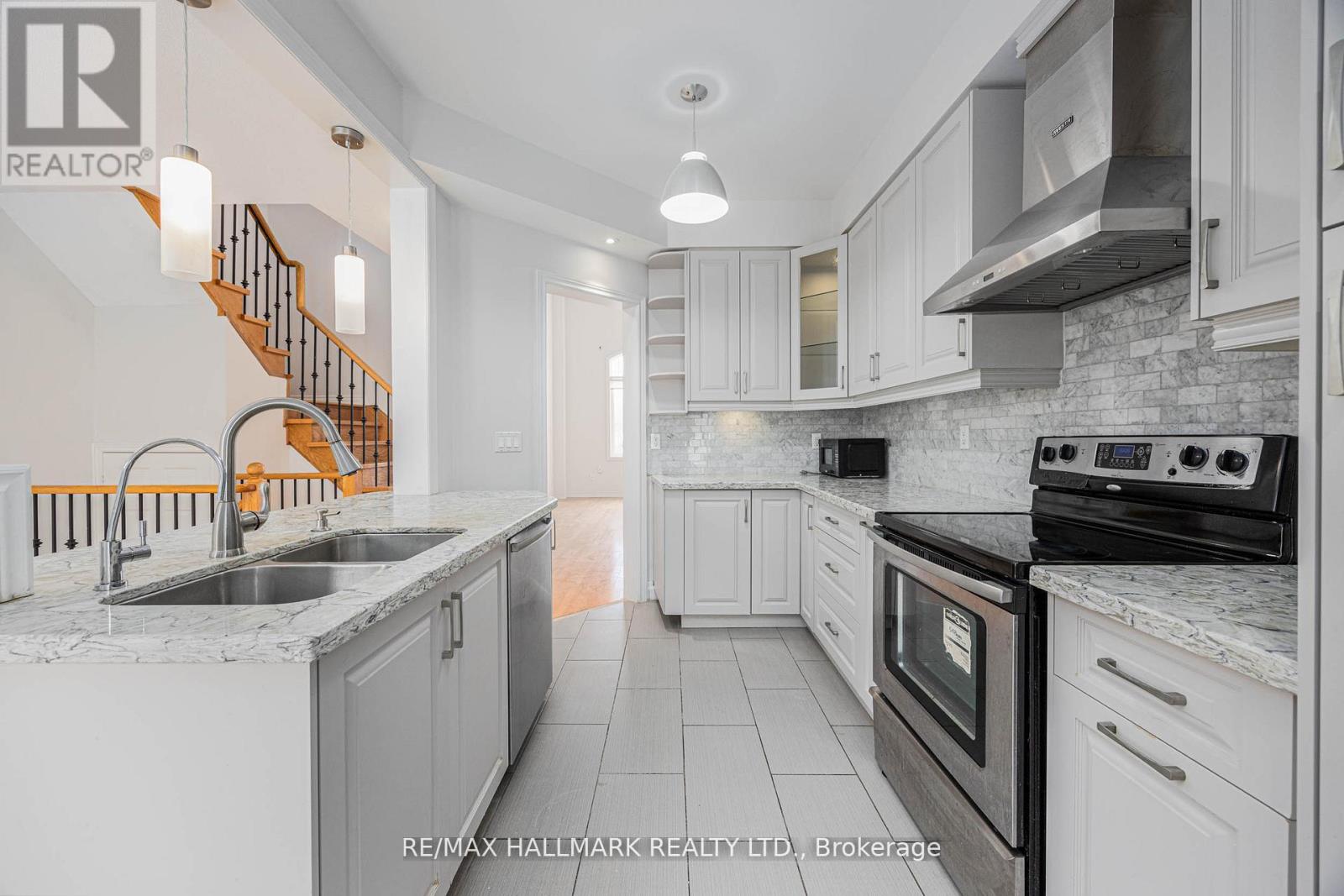 17 Oceanview Street, Richmond Hill, Ontario  L4S 2J9 - Photo 8 - N12582400