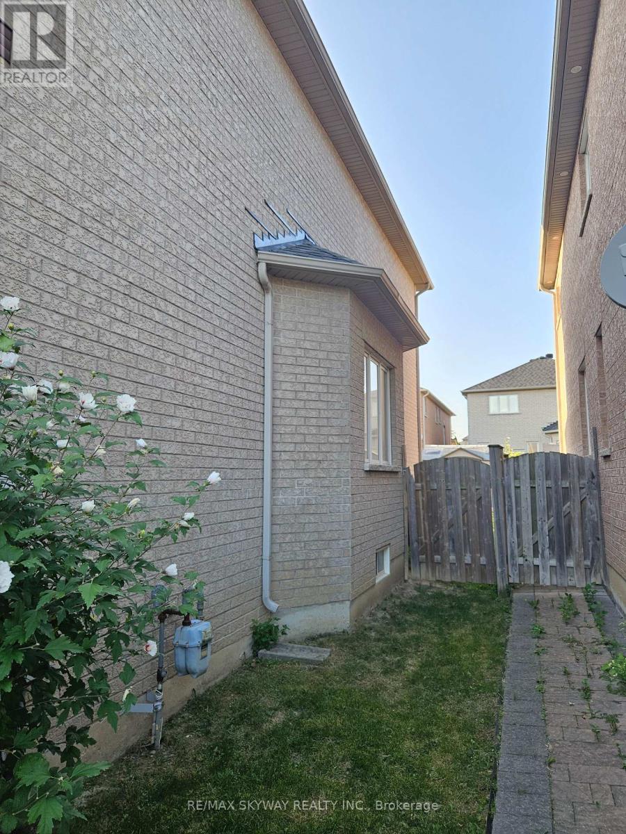 34 Terrance Drive, Markham, Ontario  L6B 0M2 - Photo 5 - N12582516