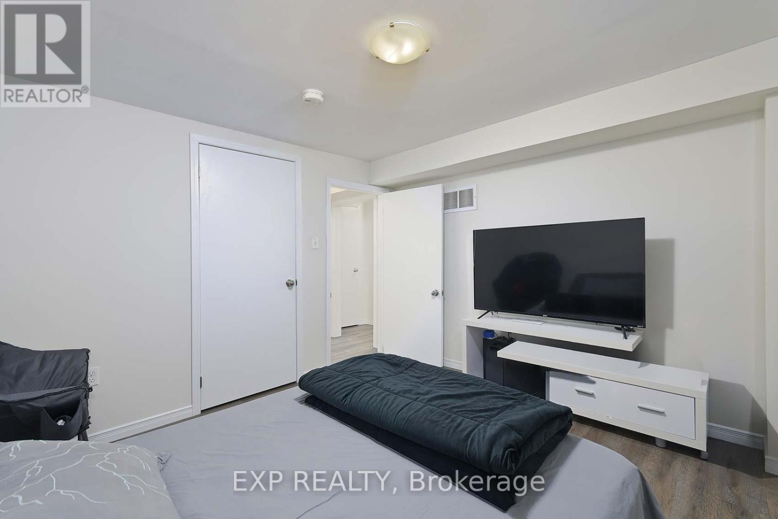 2 Roslyn Road, Barrie (Wellington), Ontario  L4M 2X6 - Photo 10 - S12582414