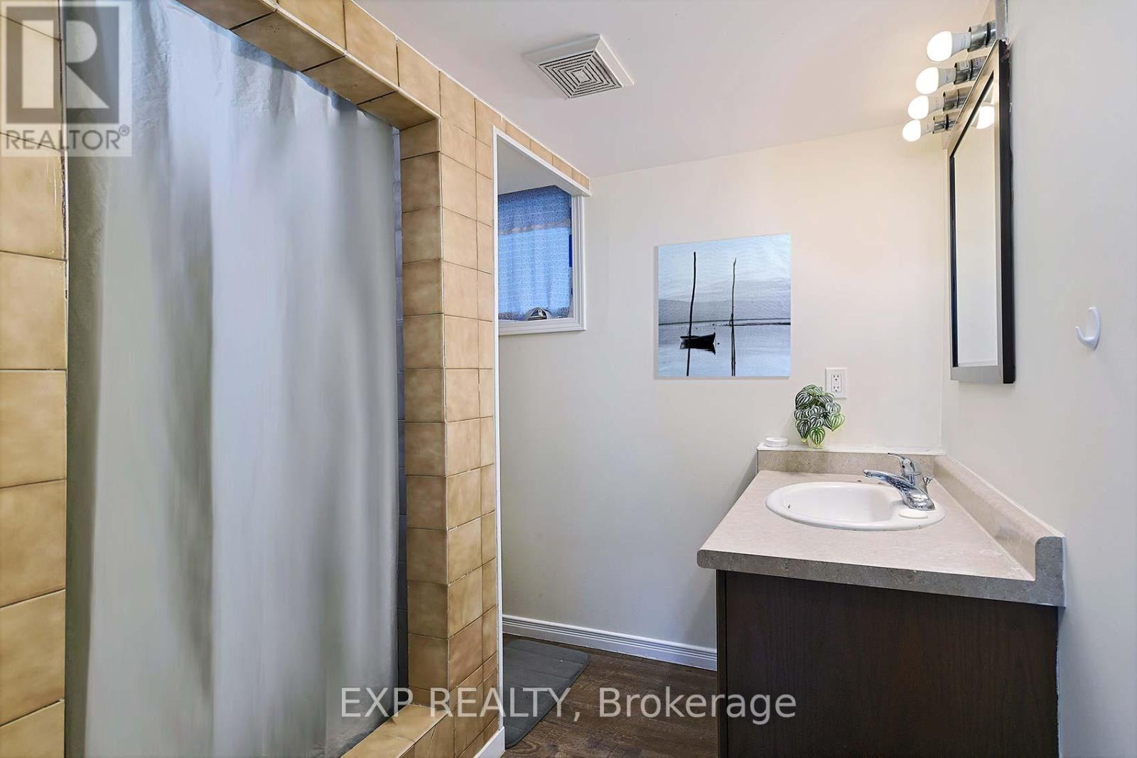 2 Roslyn Road, Barrie (Wellington), Ontario  L4M 2X6 - Photo 16 - S12582414