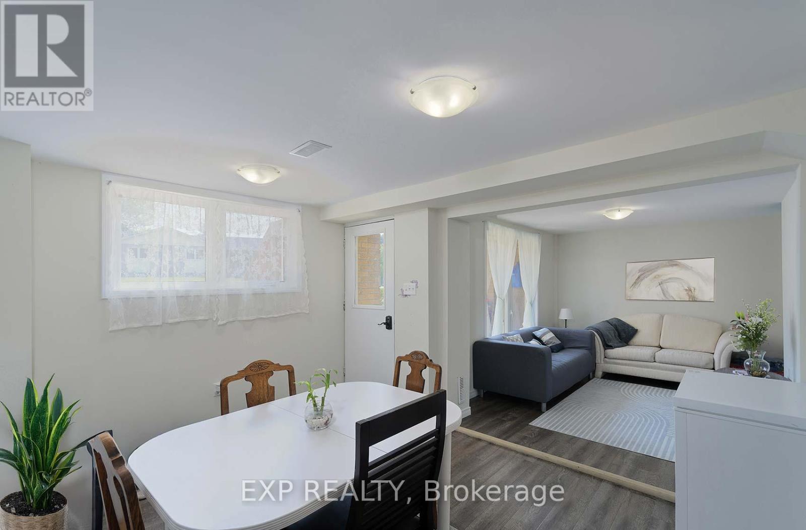 2 Roslyn Road, Barrie (Wellington), Ontario  L4M 2X6 - Photo 2 - S12582414