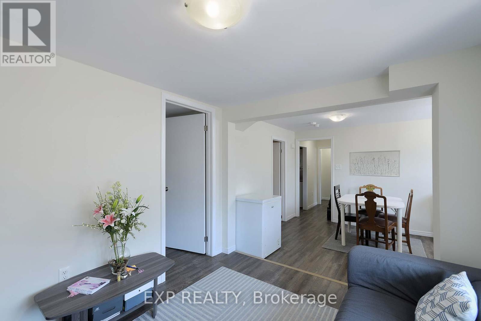 2 Roslyn Road, Barrie (Wellington), Ontario  L4M 2X6 - Photo 3 - S12582414