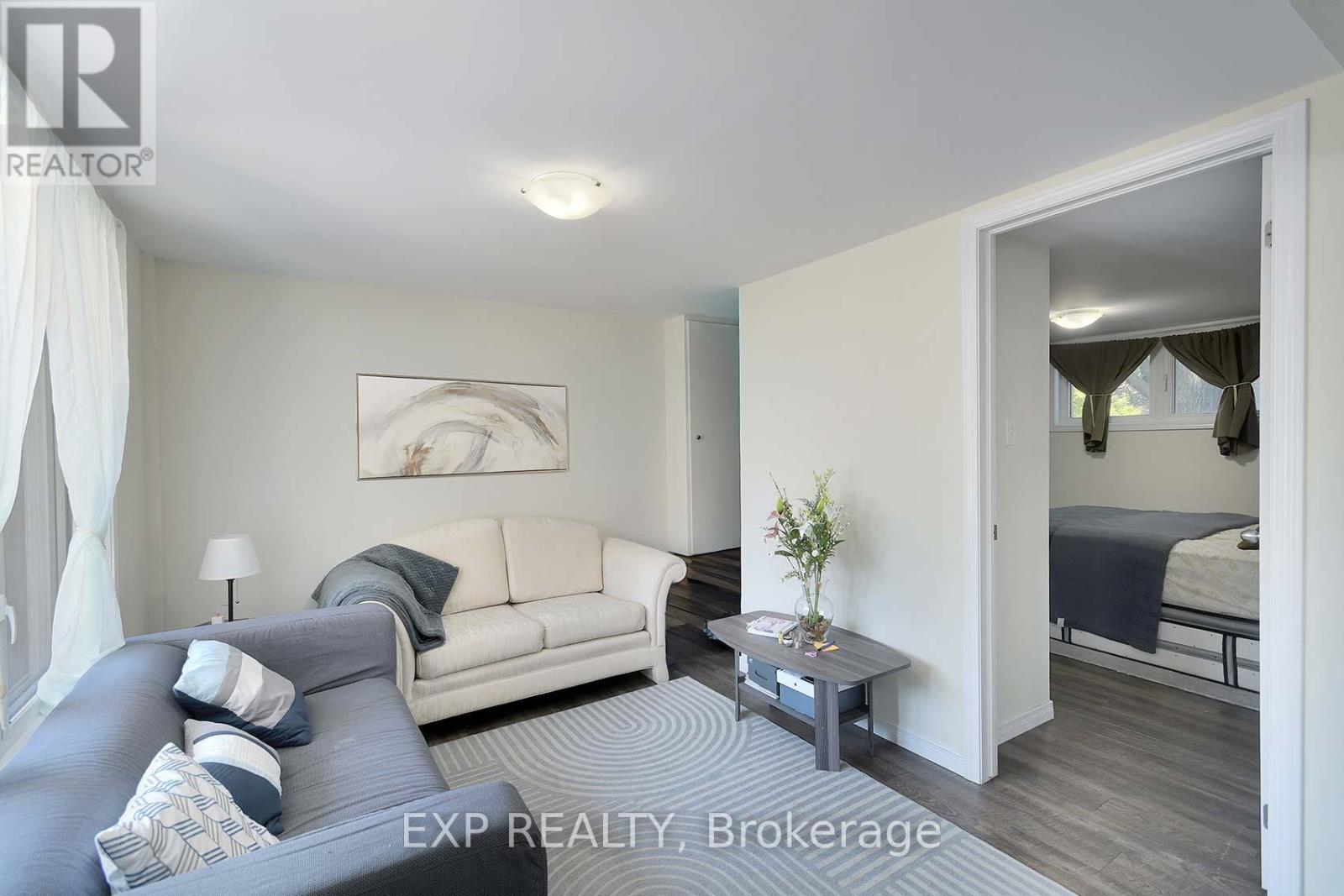 2 Roslyn Road, Barrie (Wellington), Ontario  L4M 2X6 - Photo 4 - S12582414