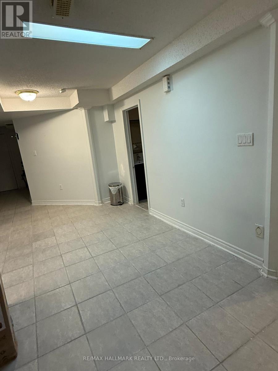 Bsmt - 5923 Sidmouth Street, Mississauga, Ontario  L5V 2Z3 - Photo 3 - W12582336