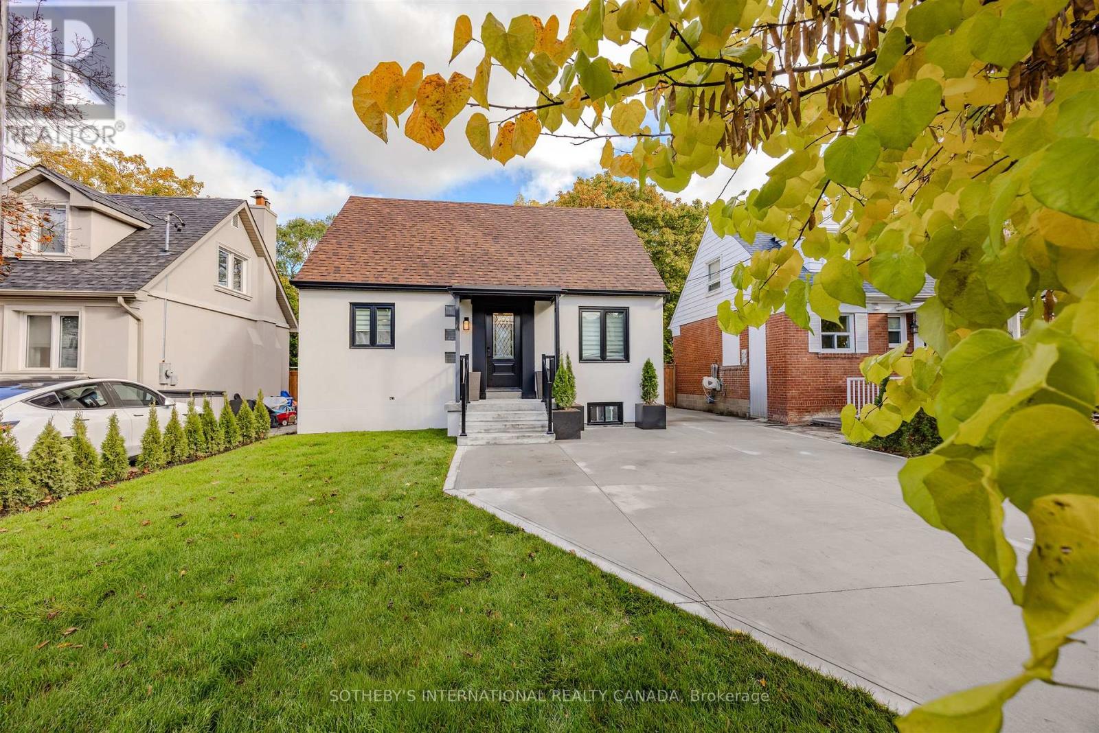 43 Riverview Heights, Toronto, Ontario M9P 2N3 - Photo 2 - W12582474